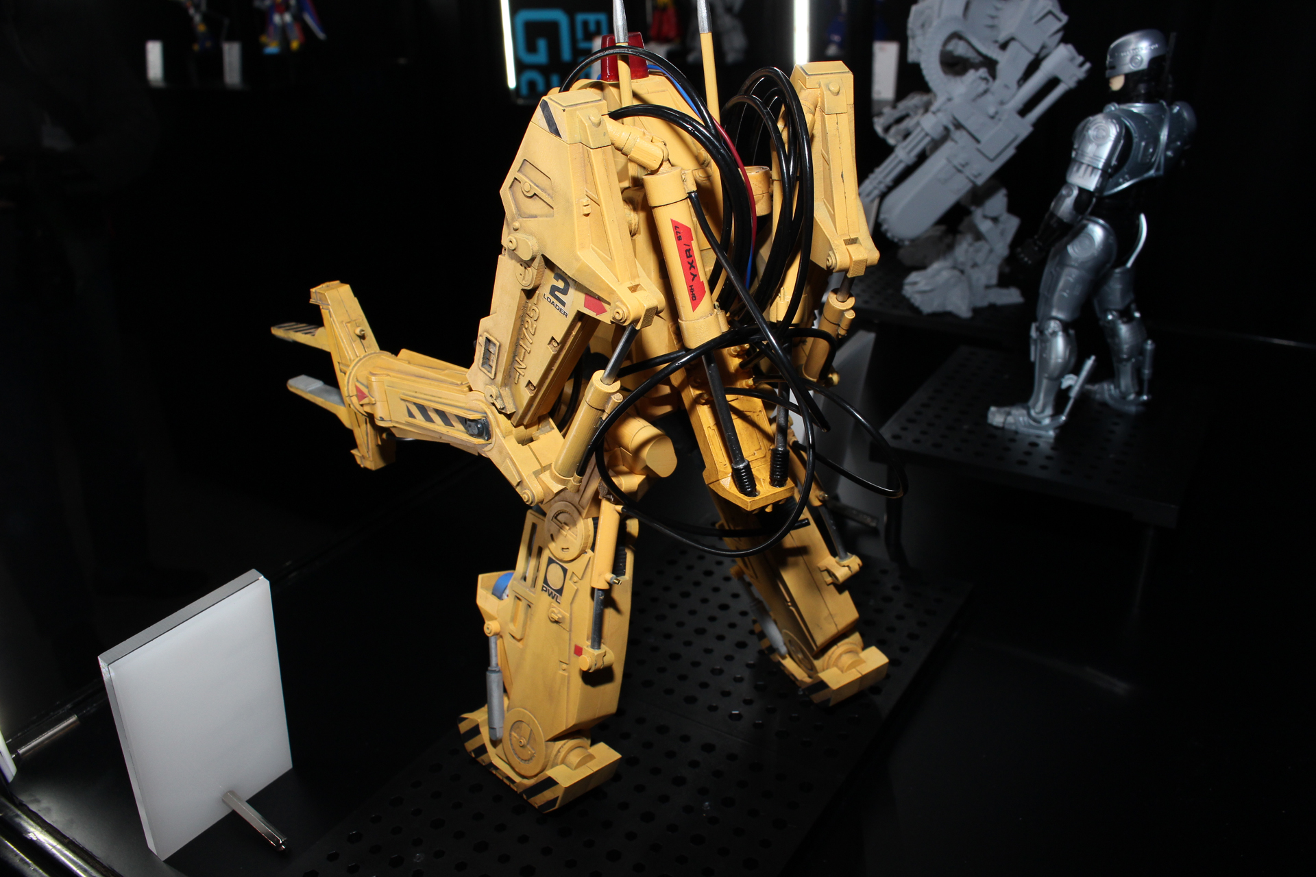 背面には設定通り、たくさんものチューブが存在している