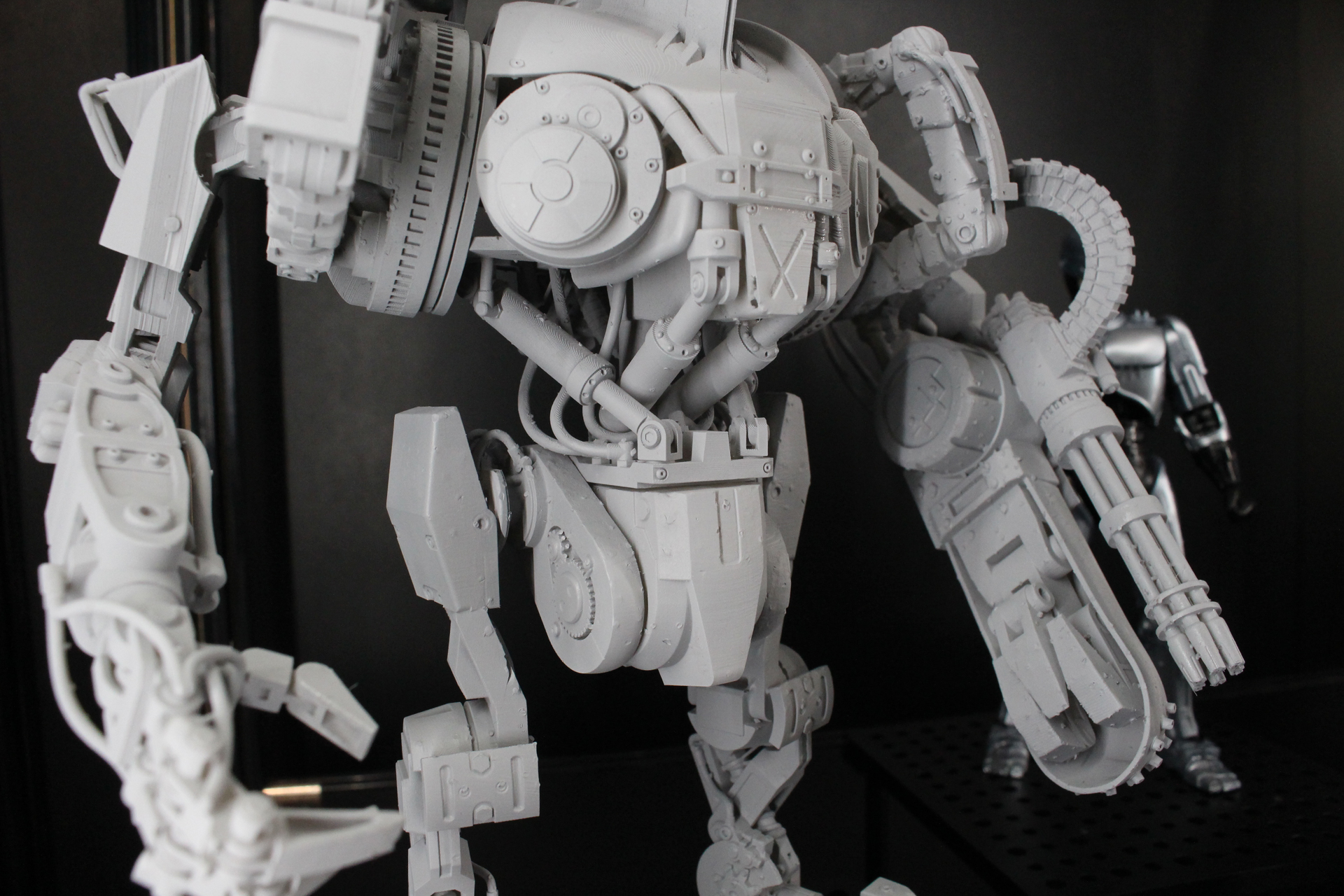 左腕のミニガンを主力武器として、様々な武装の再現にも期待