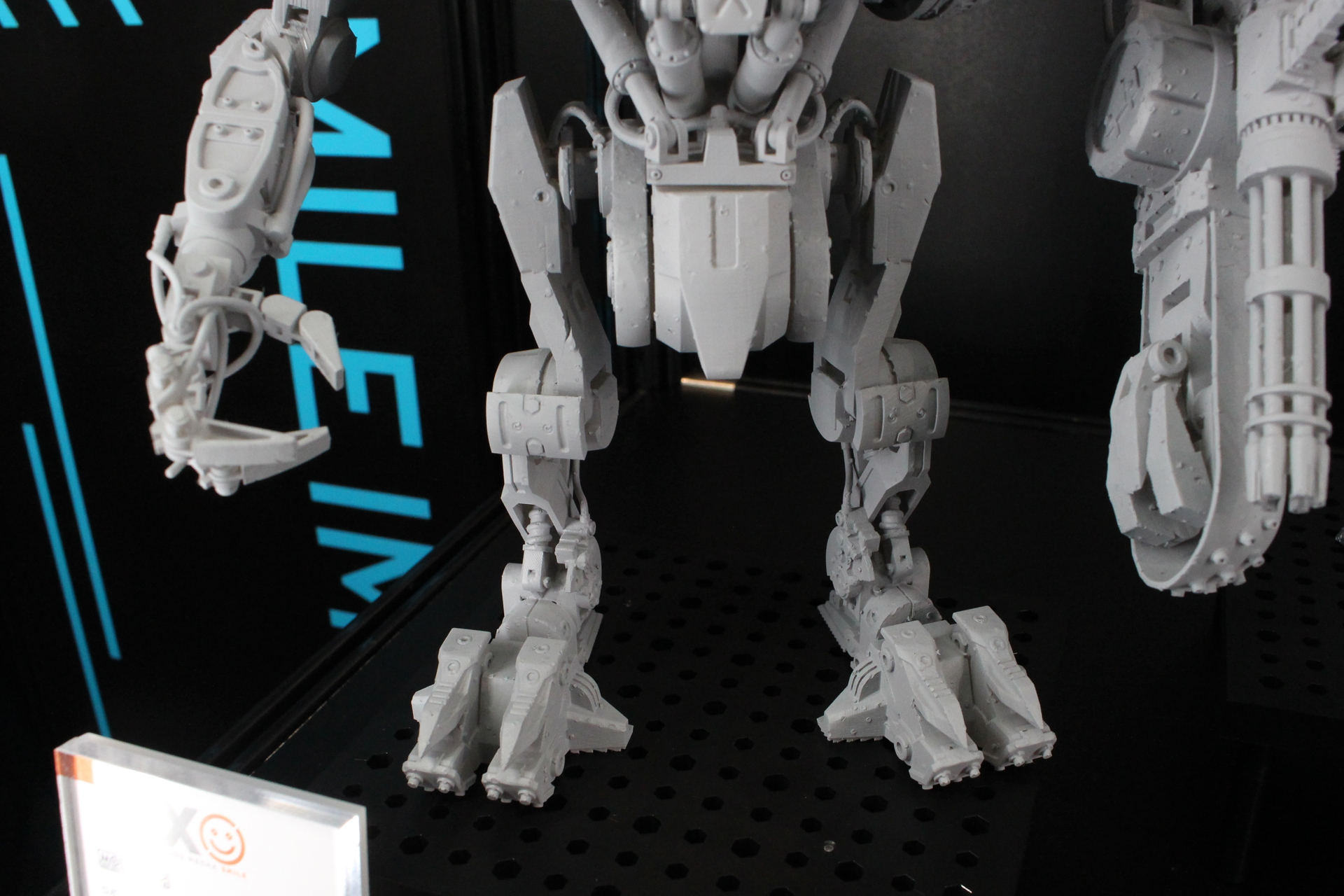 劇中でも使用するシーンがあった脚部のクロー