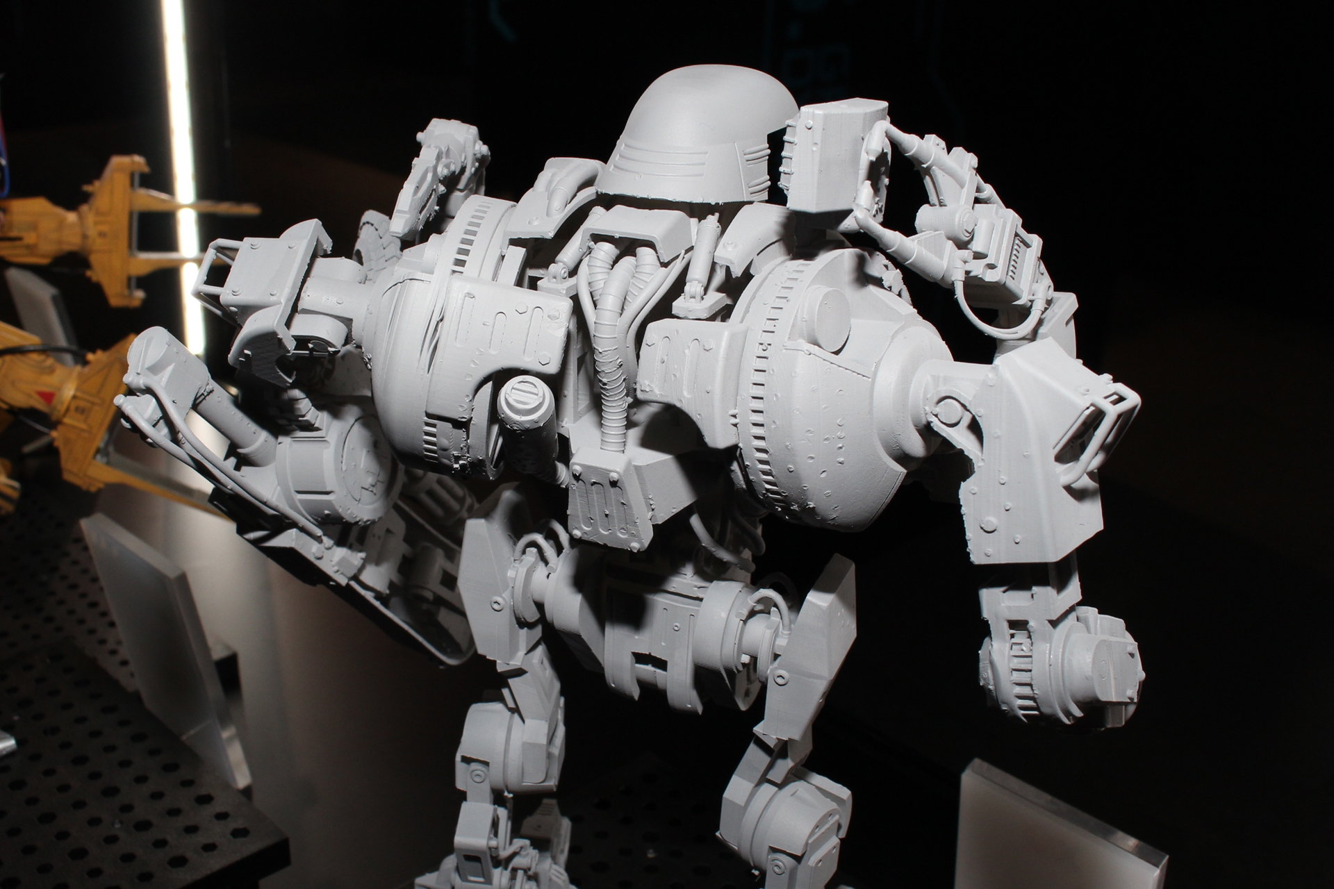 全身むき出しのメカは、プラモデルとしてかなり作りでのあるものとなりそうだ