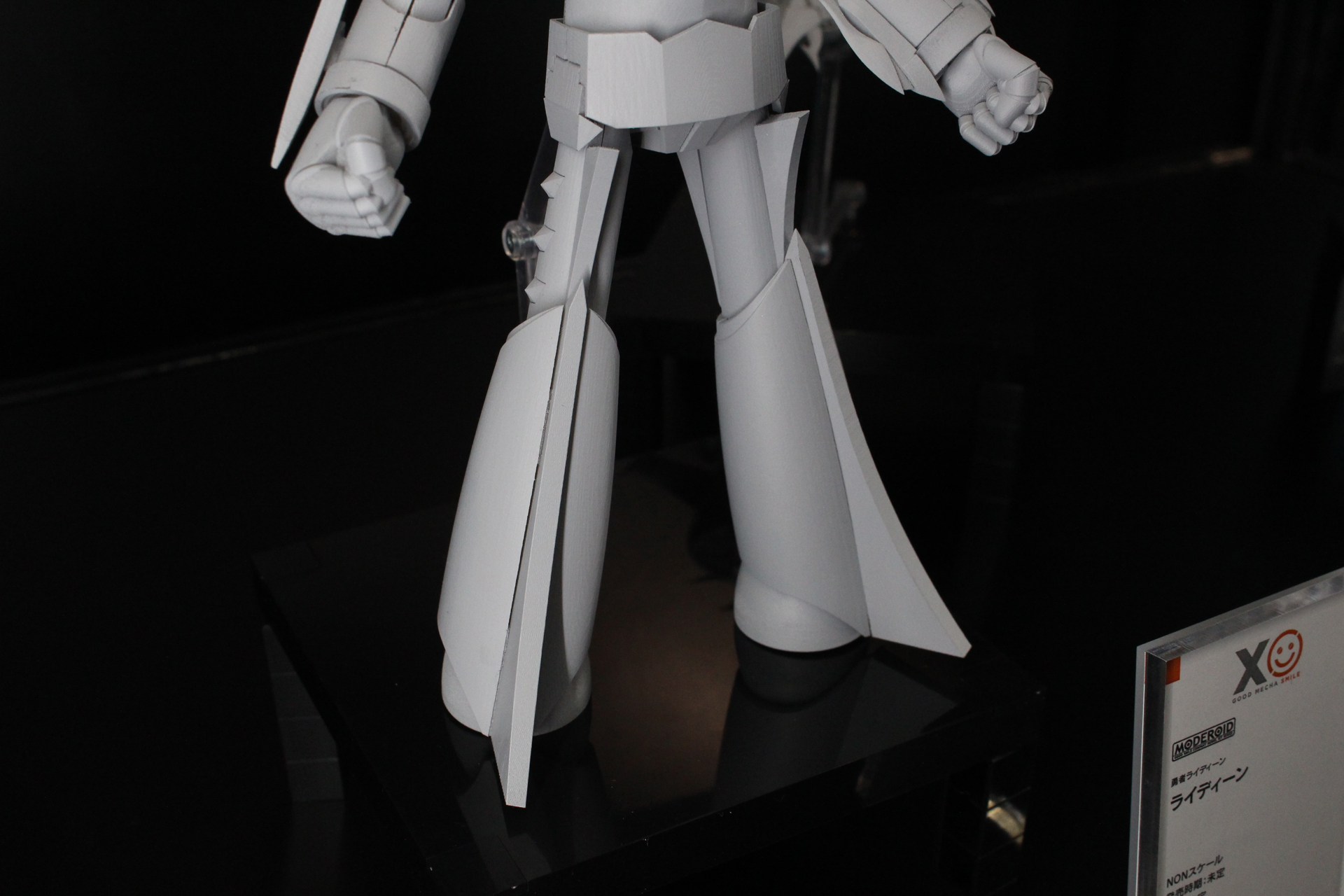 末広がりの形状の特徴的な脚部も上手く再現されている