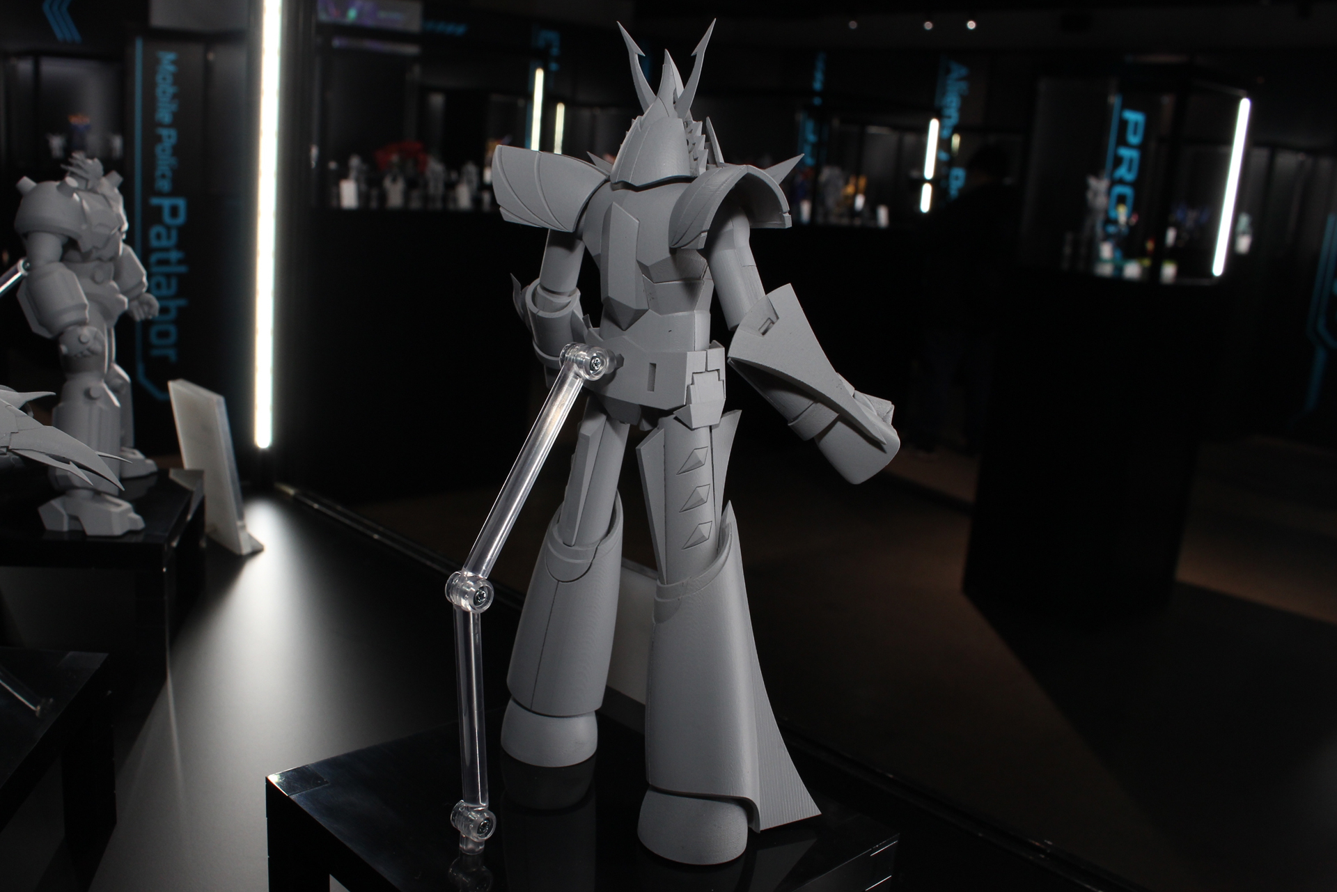 背面はこのような感じに。右腕にはゴッドブーメランを装備