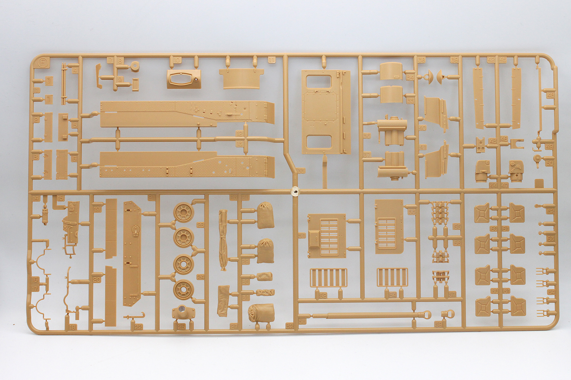 Fランナー。フェンダーやエンジンルームのカバーが見えますね。アクセサリのジェリカンも入っています