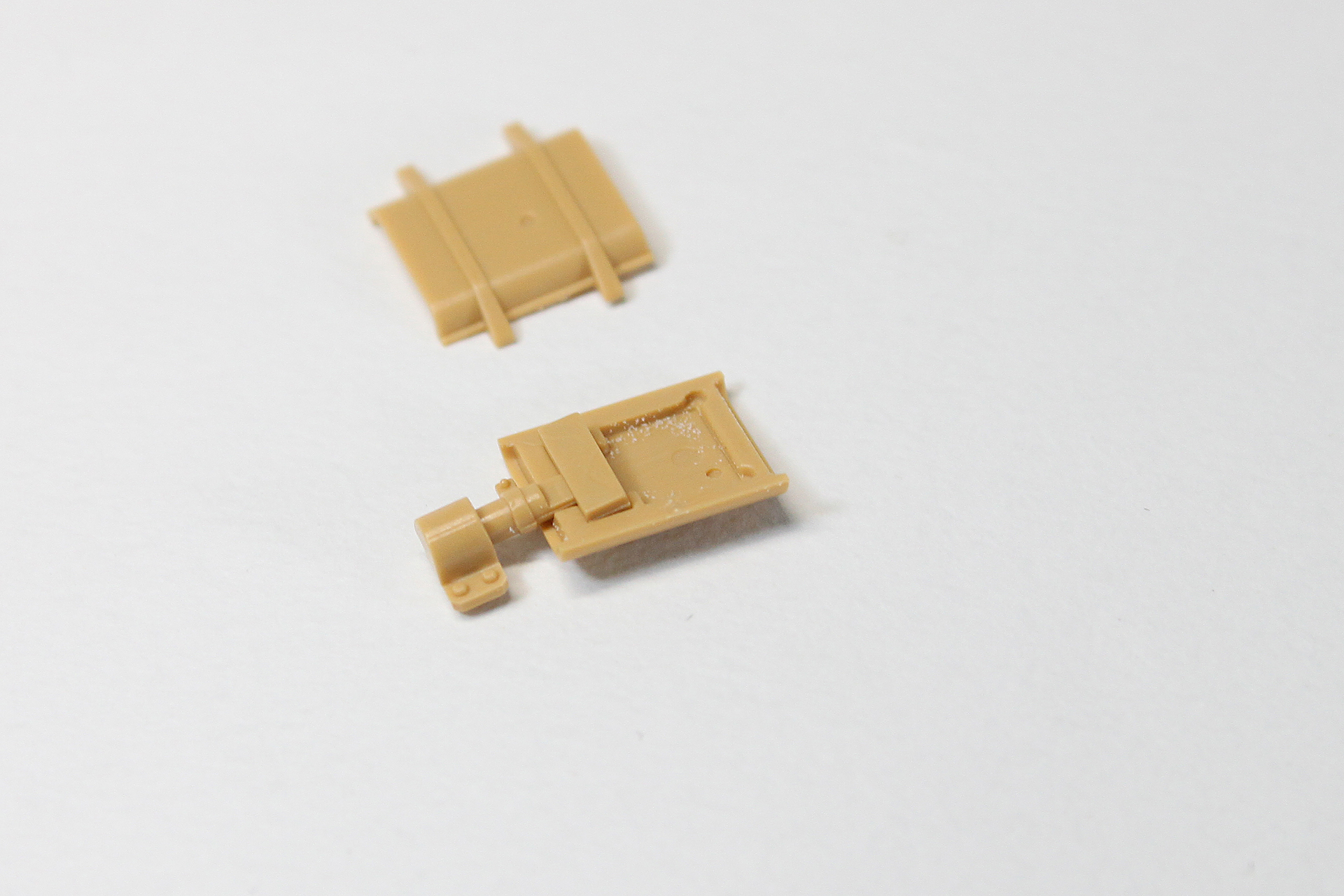 後端の小さなパーツ。2つの板状のパーツで、真ん中のパーツを挟み込むようになっています