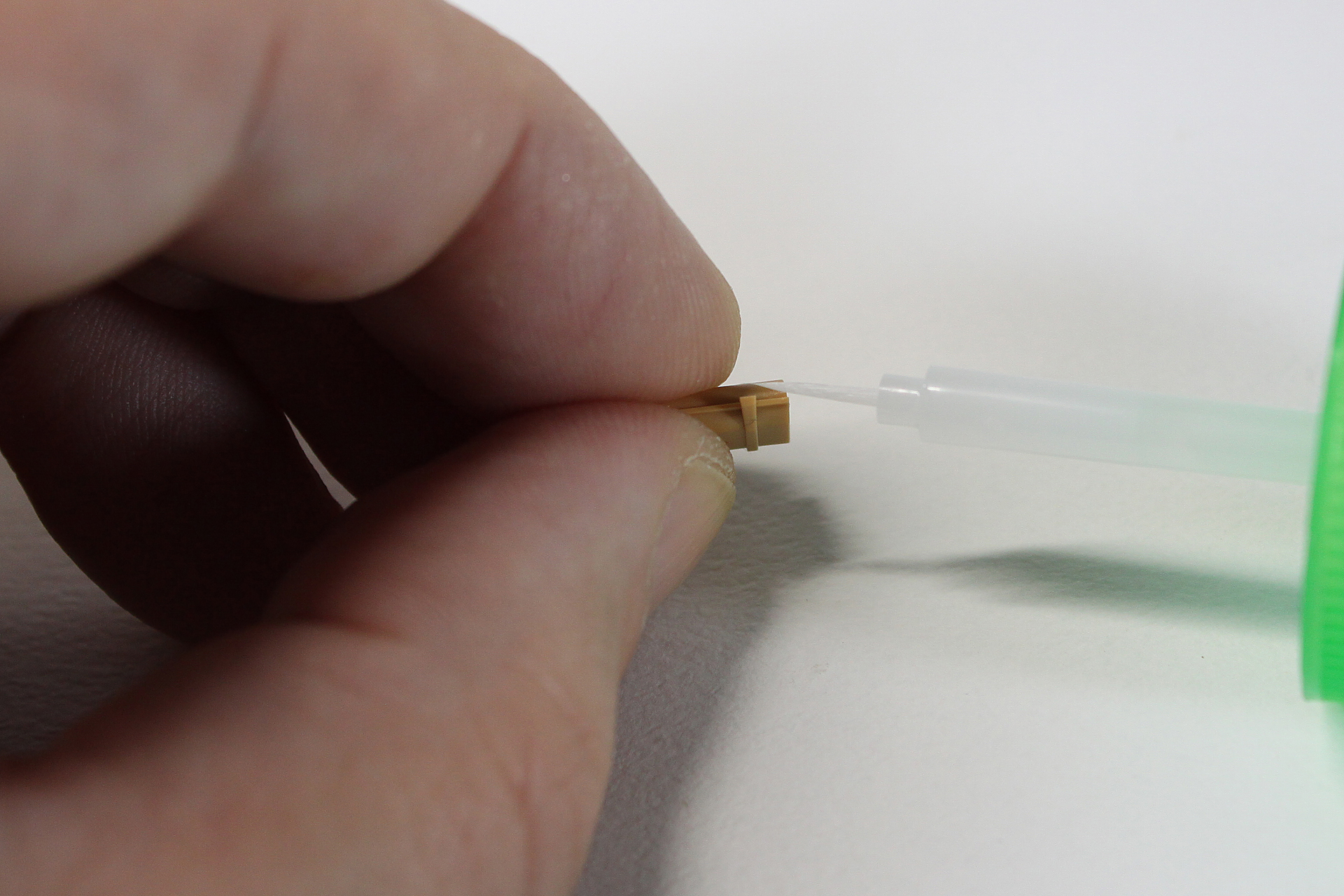 2枚のパーツを合わせた状態で流し込み接着剤を「チョン！」とつければ、毛細管現象で接着剤が入っていきます