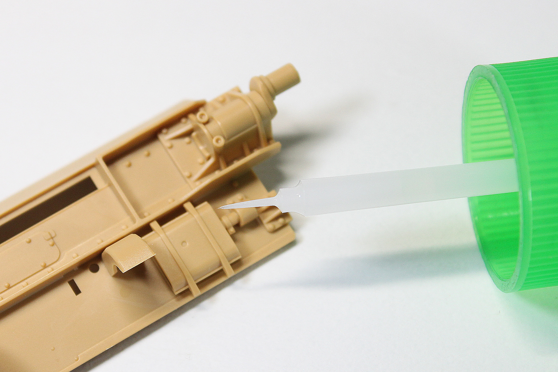 お次はリアパネルに小さなパーツを接着。これも、パーツを置いた後に隙間に流し込み接着剤を入れればいいだけです