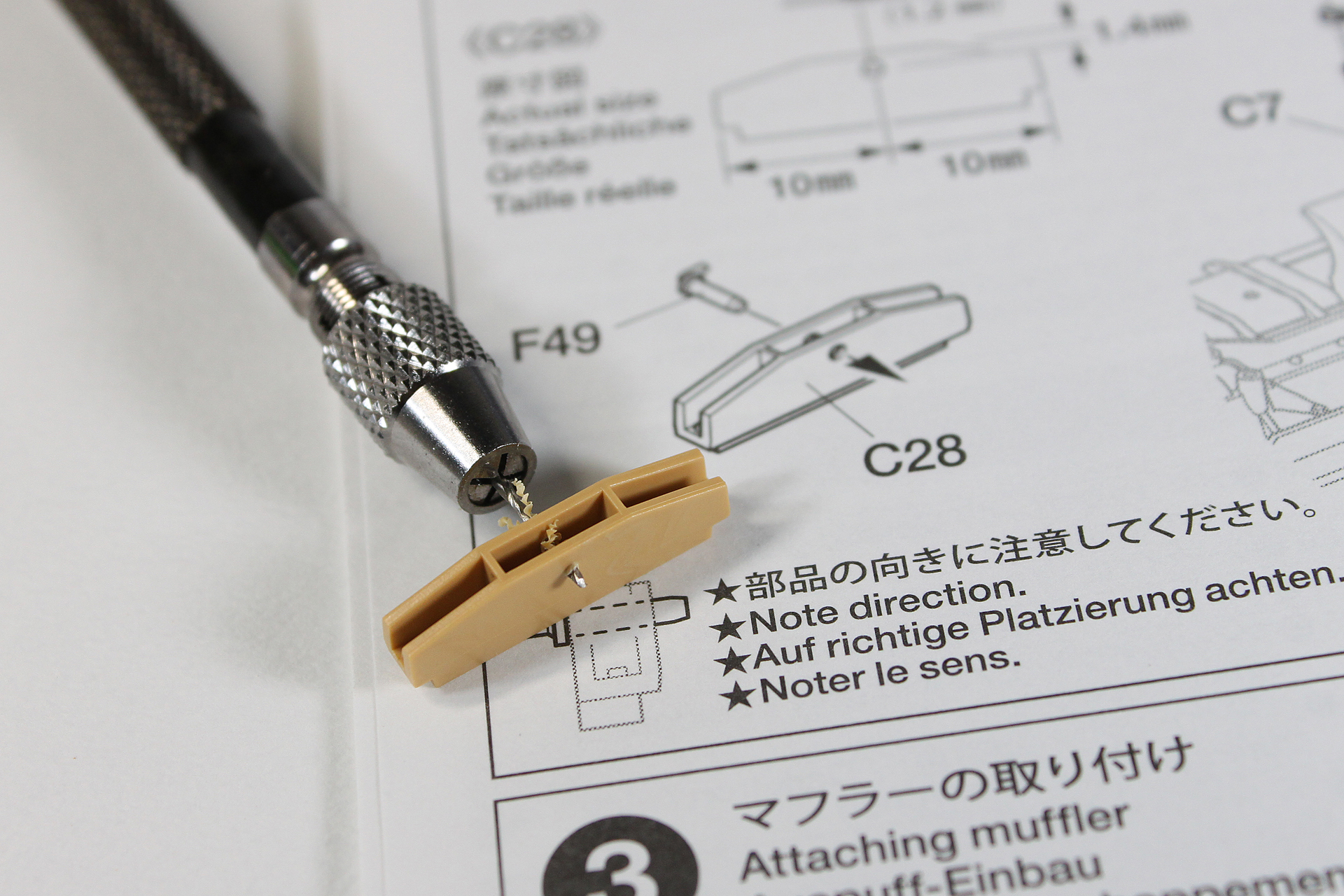 C28にF49を通すため、0.8mm径のピンバイスでまず穴を開けたところ。ただこの大きさではF49が通りません
