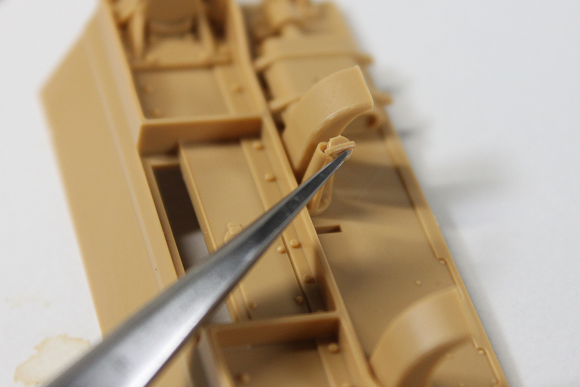 ピンセットを使って小さなパーツを接着。ただ、ピンセットも良し悪しというか、逆に指のほうがうまくいく場合もありますので、そのあたり「ピンセットがないからできない」というわけではないです