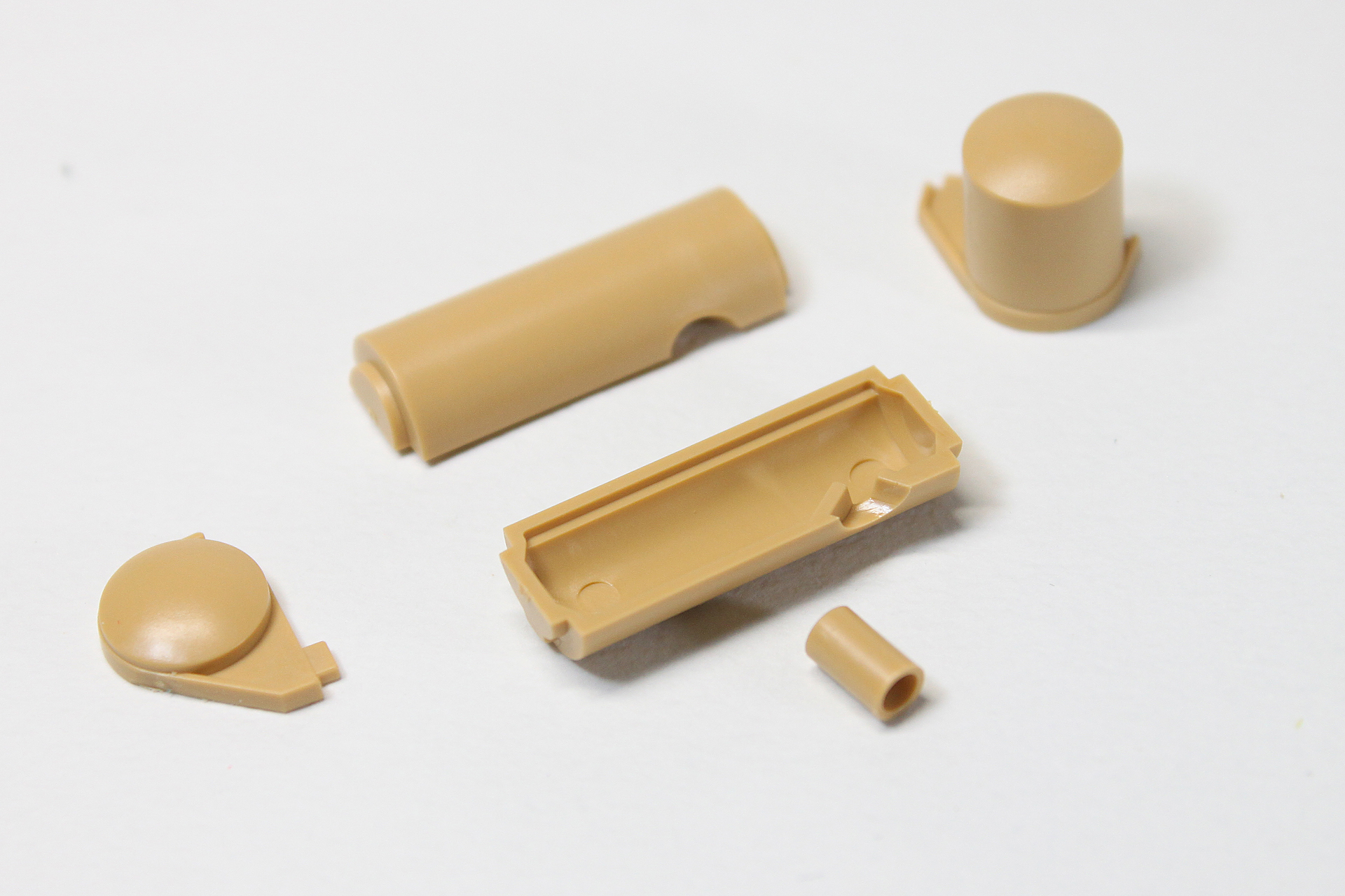 マフラーを構成する5パーツ。円筒を合わせて両端に蓋をかぶせ、排気口を取り付けるという構造ですね