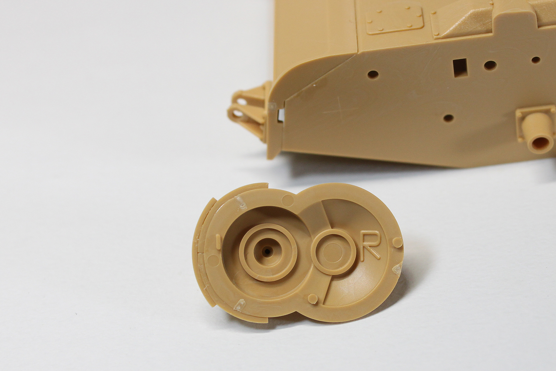 組み終わったら車体に取り付けますが、間違えないようにRとLが印刷されています。位置は、ダボを穴にはめればOKです