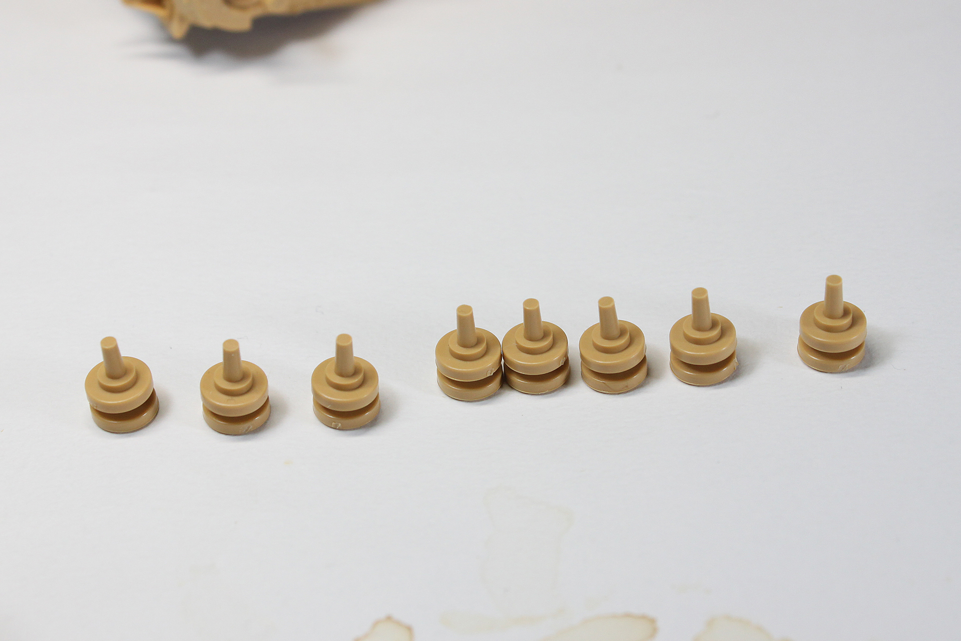 リターンローラーを接着し終わったところ。流れ作業でサクサクやります