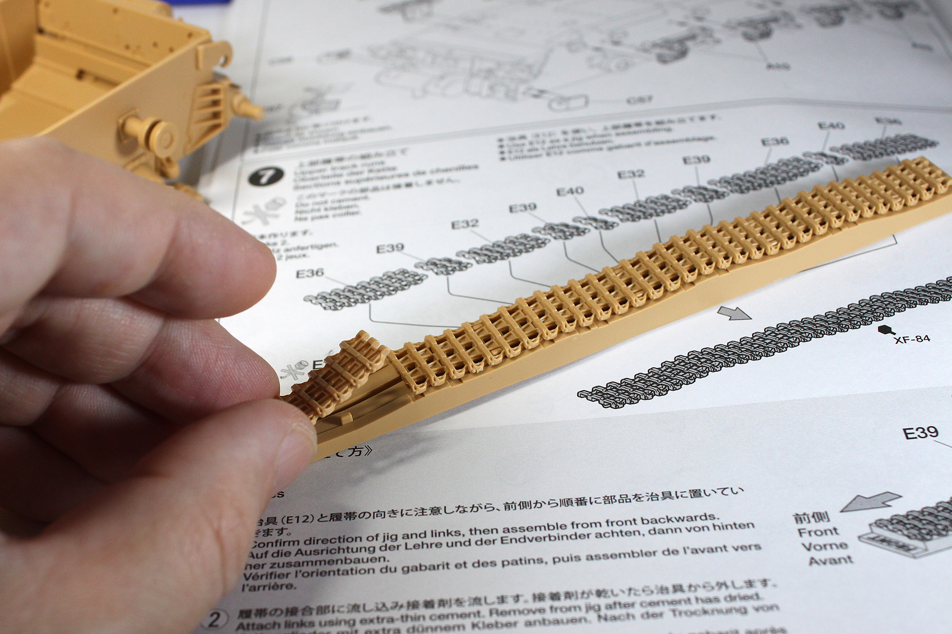 こうやって、E12の上に履帯のパーツを並べて……
