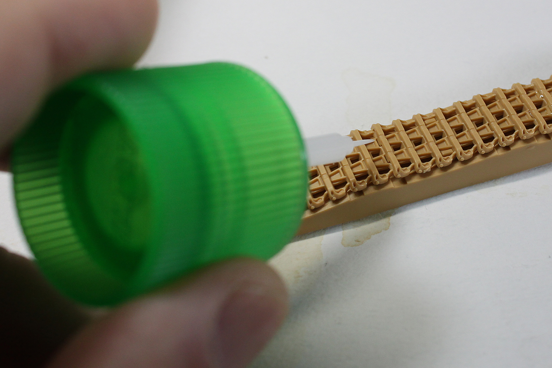 各履帯パーツの合わせ目に接着剤を流し込みます。