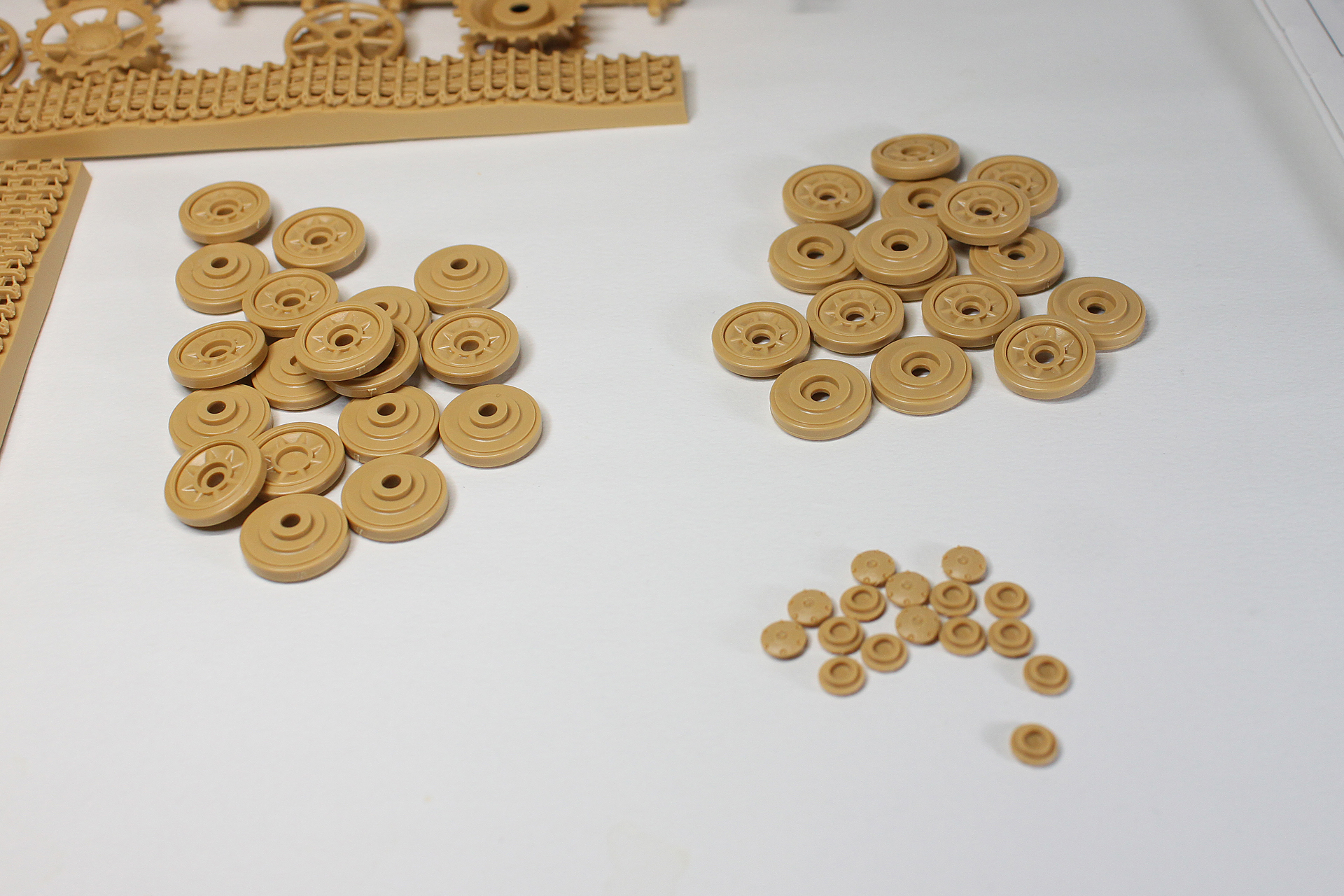 ロードホイールは3つのパーツで構成されています。こちらもリターンローラー同様にサクサクと流れ作業で