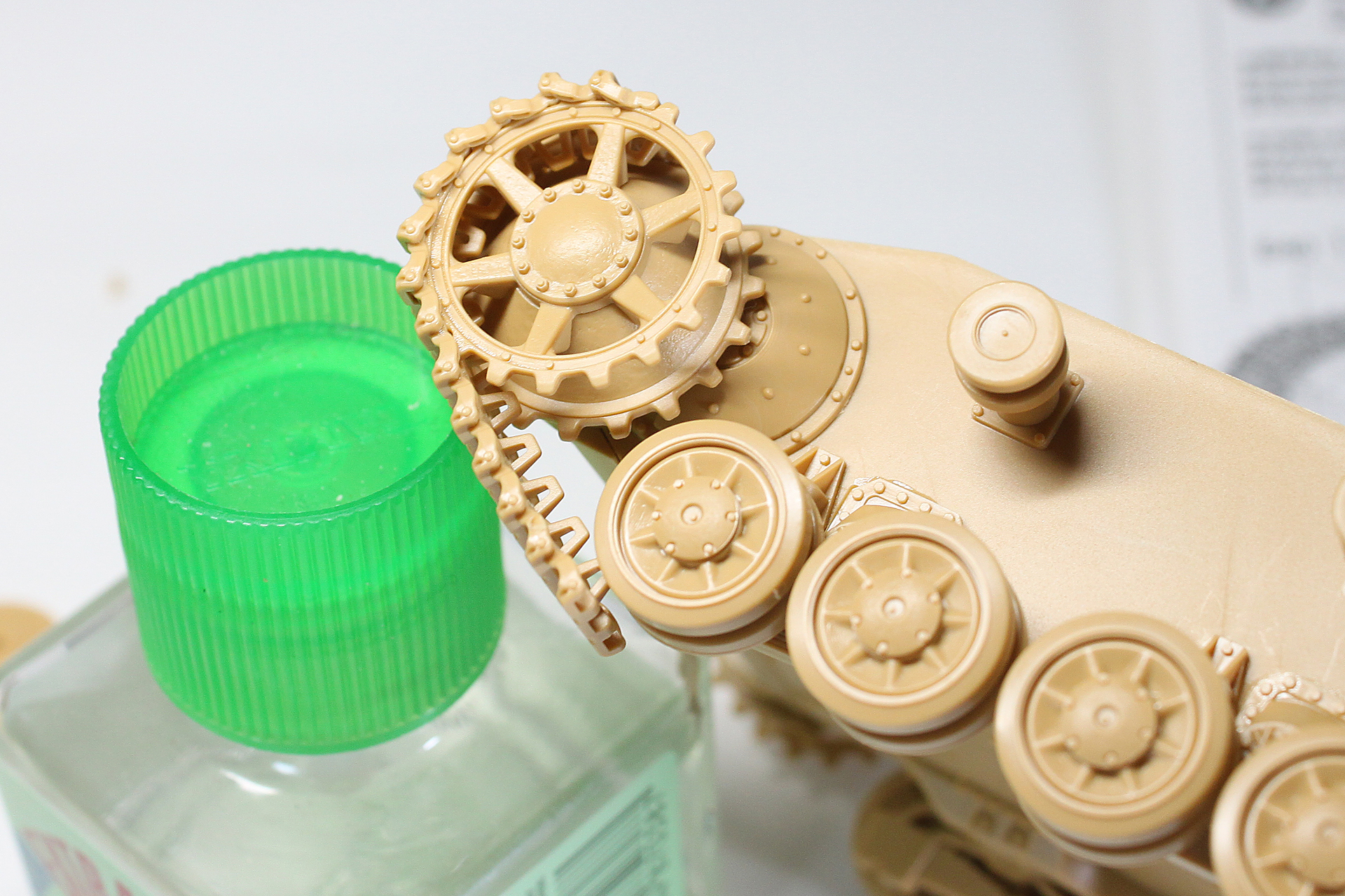 スプロケットホイールに、履帯パーツを付けているところ