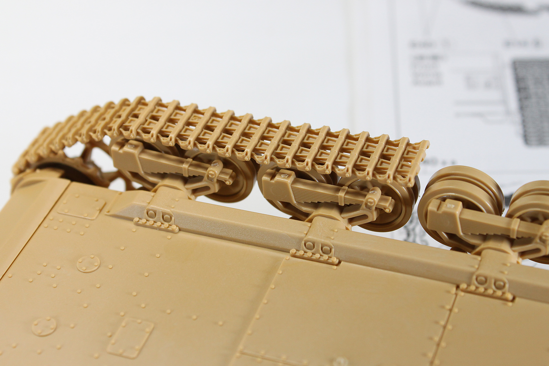 そのまま下の履帯も接着していきます