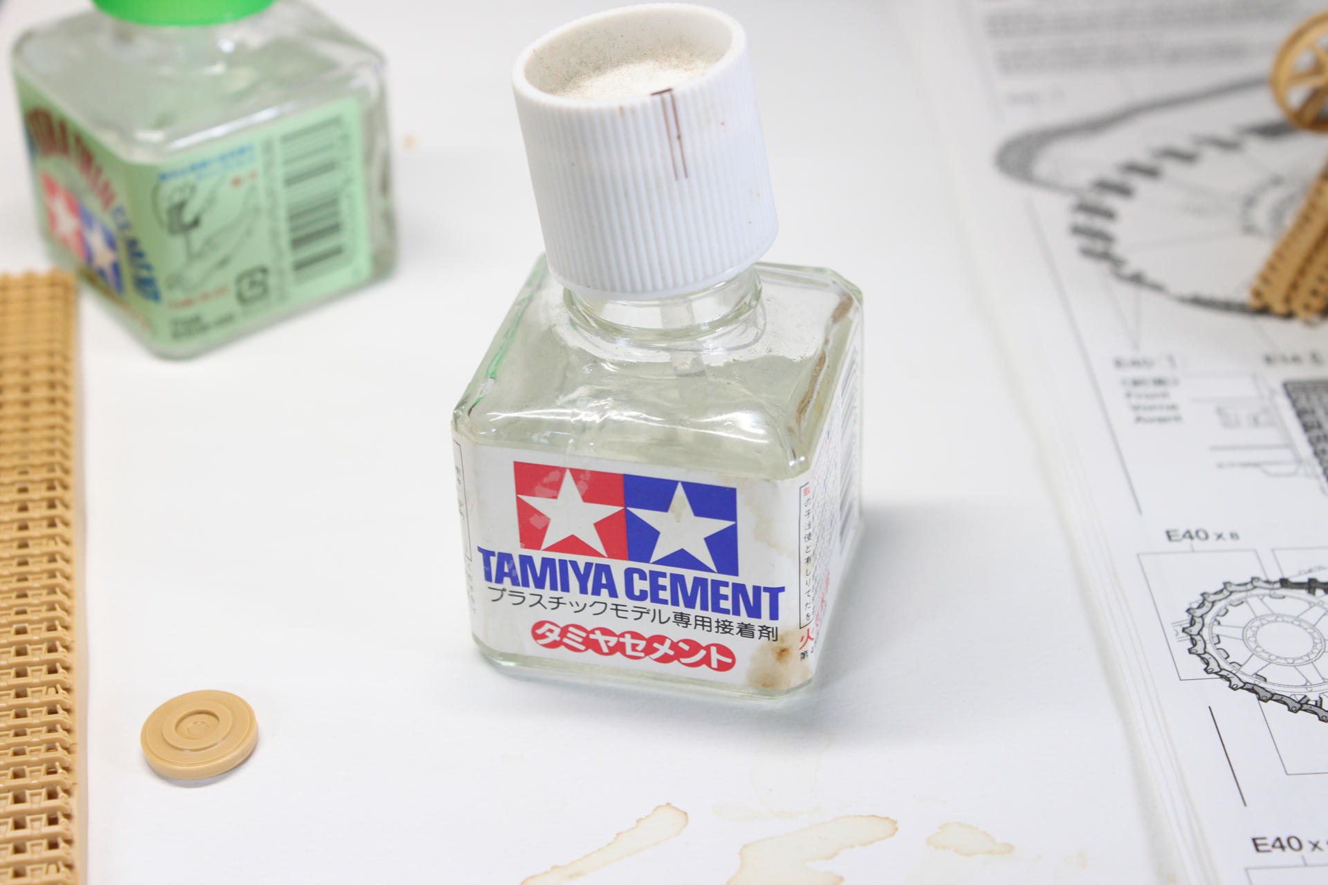 タミヤセメント。白い蓋が目印です。