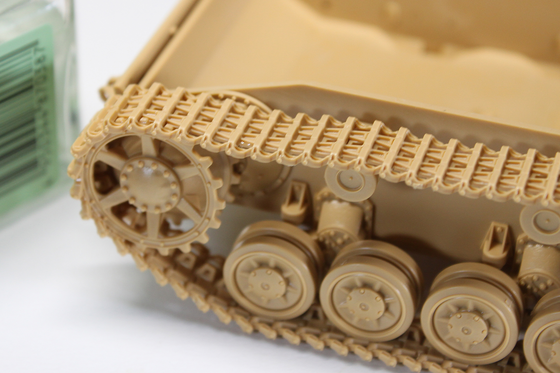 スプロケットホイール付近。細かく分割された履帯がぴちっとホイールに食いついているサマや、繰り返しますが上面のたるみなど、オイシい部分がたくさんあります