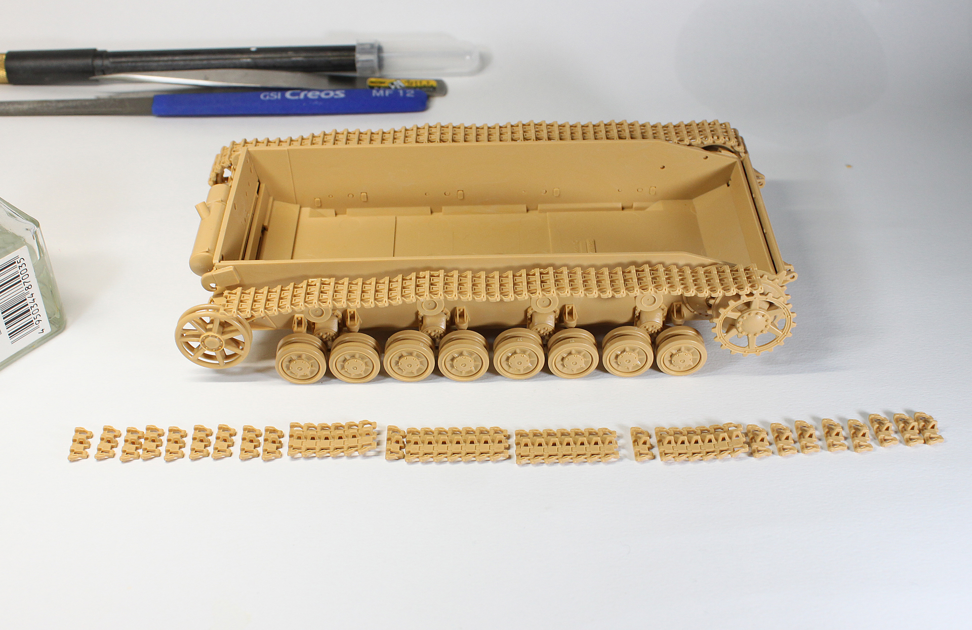 前後・下側の履帯のパーツ構成。曲面が多い箇所は、履帯が細かく分割されています