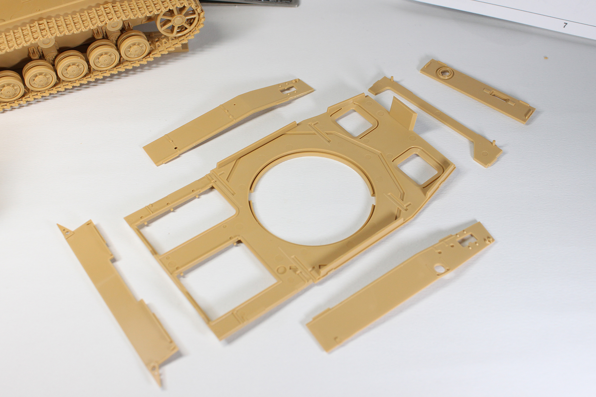 車体上面を構成するパーツ