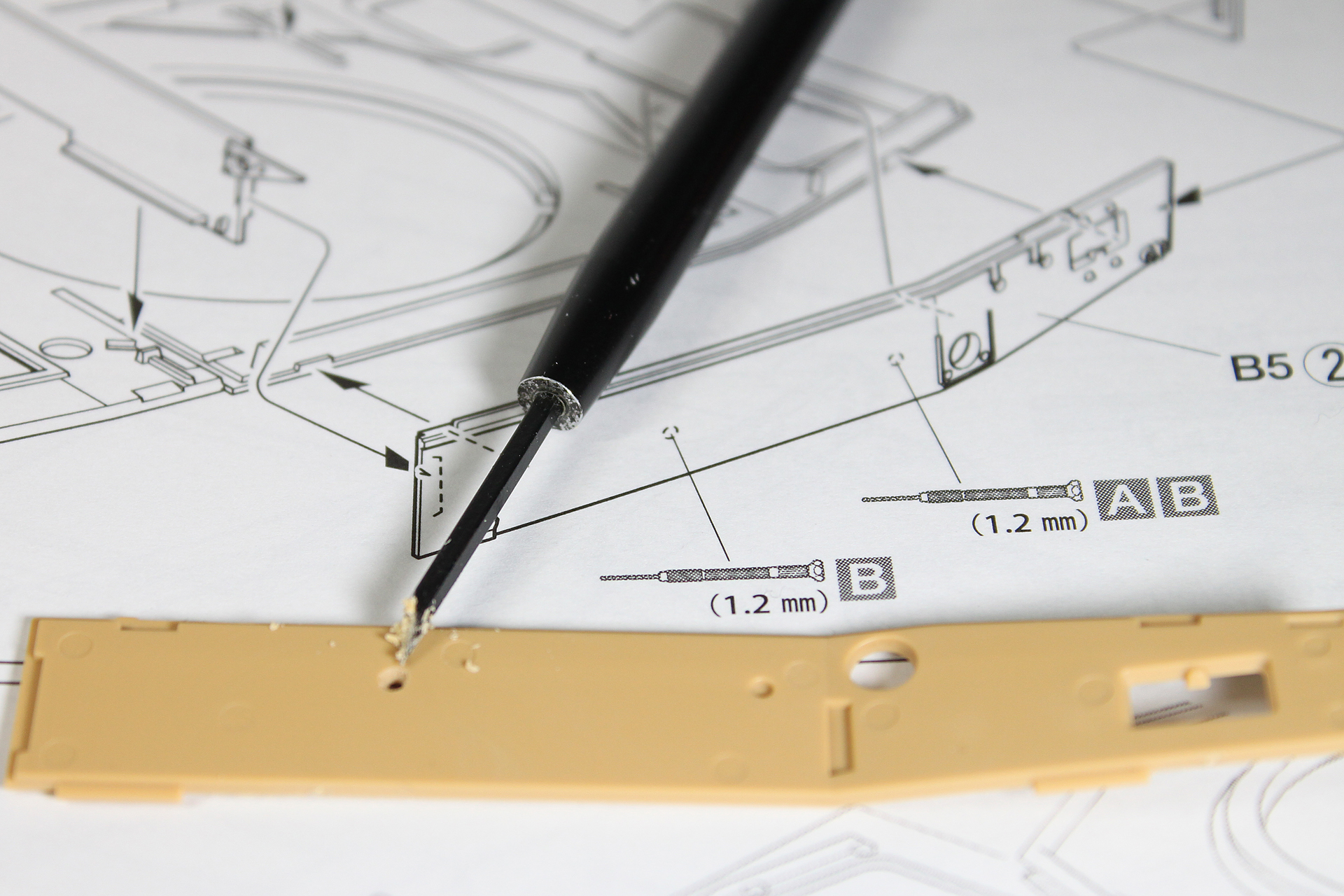 三角刀をくぼみにつっこみ、グリグリと開口。