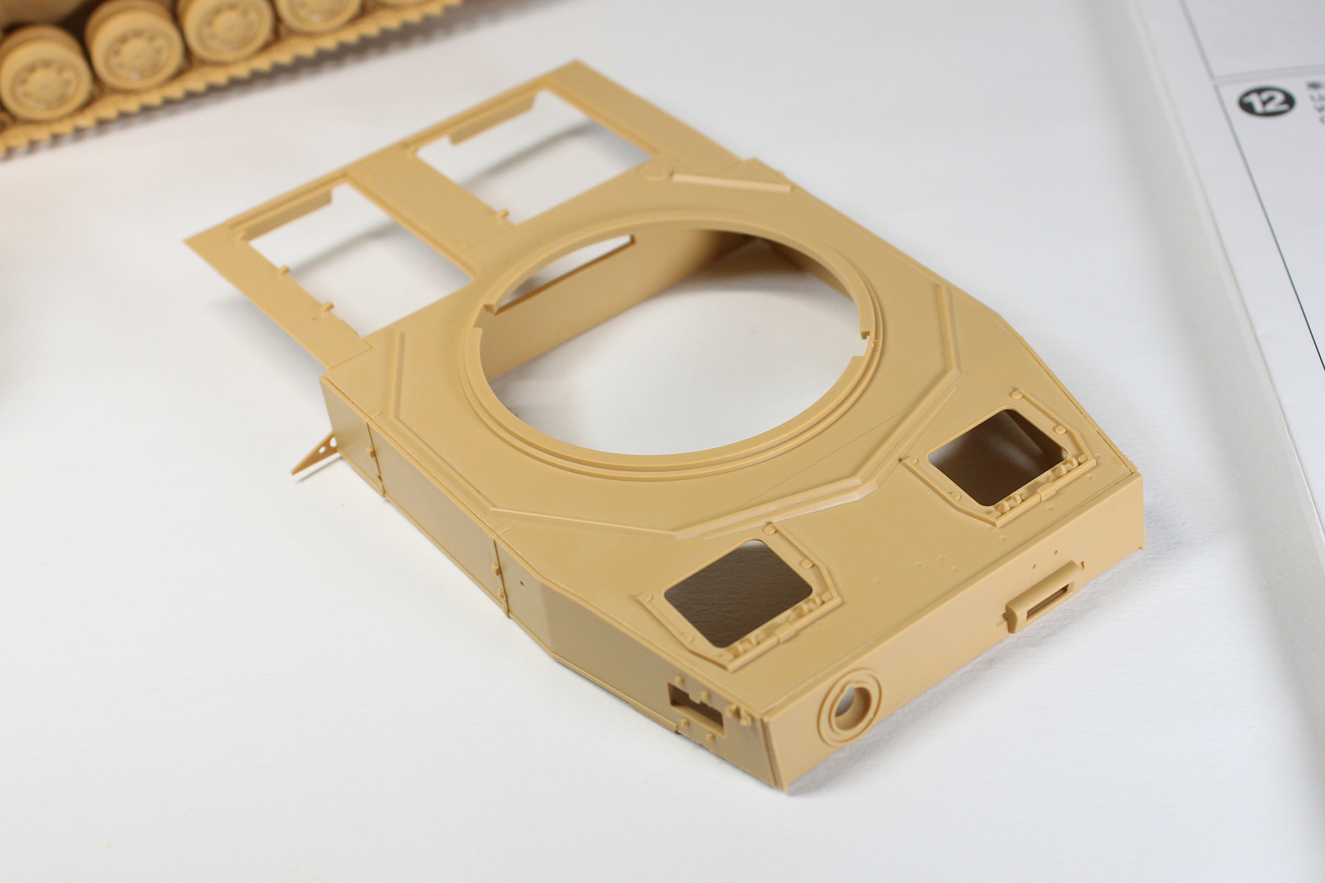 上部が完成。中央の丸い穴に砲塔が乗っかるわけです。