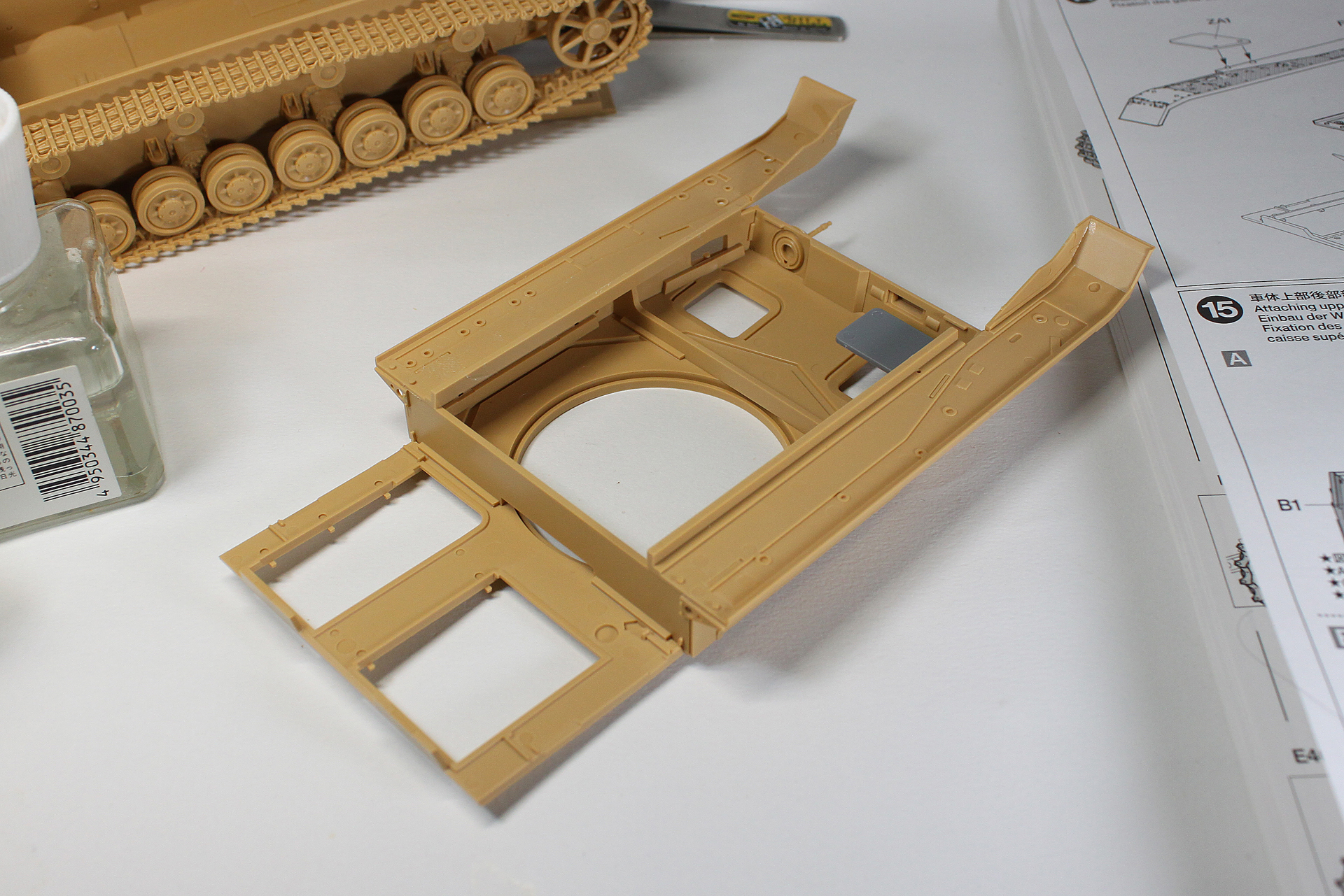 前部のフェンダーを接着