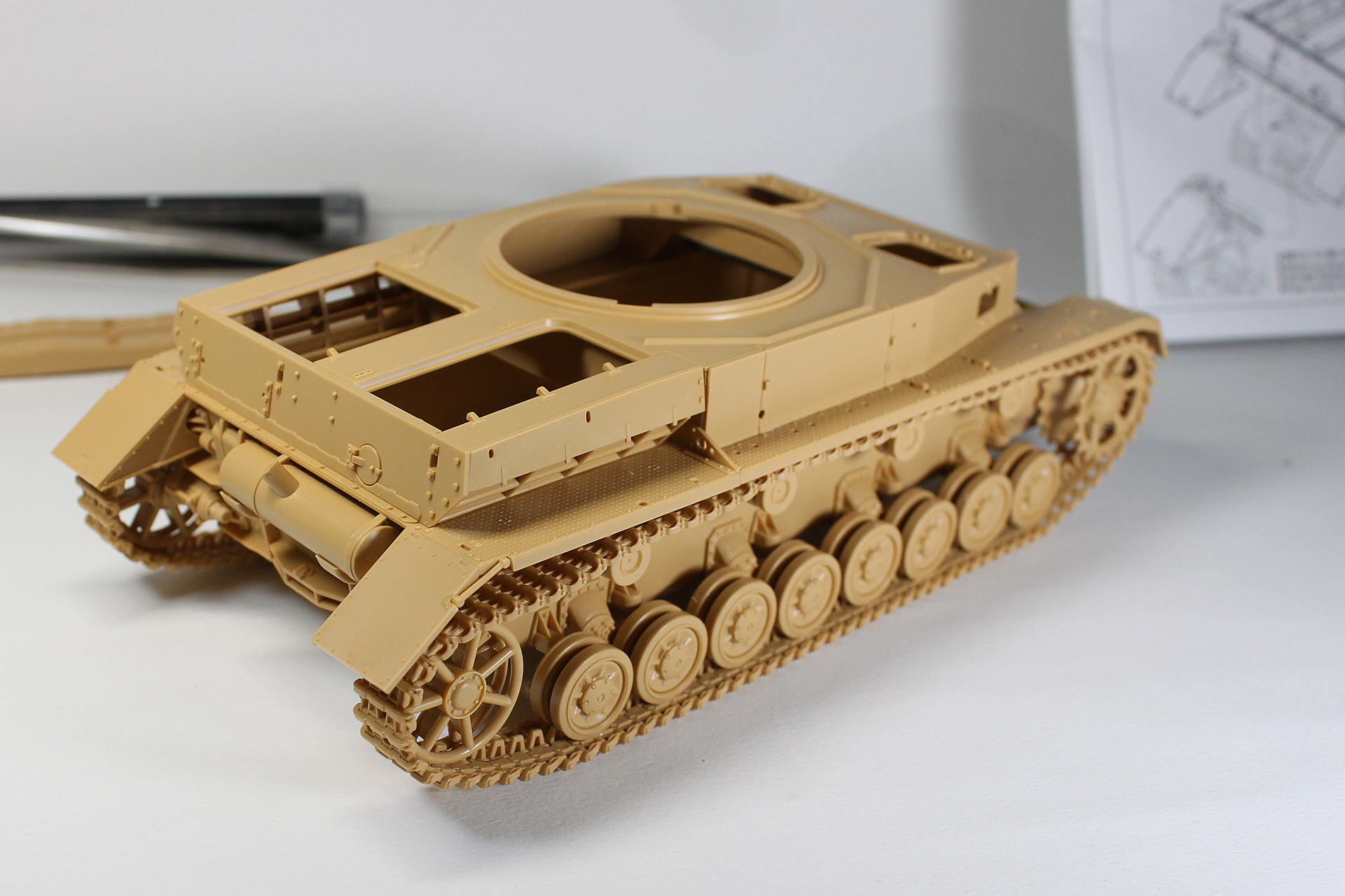 後部から。リベットを始め、細かいモールドが浮かび上がっています。