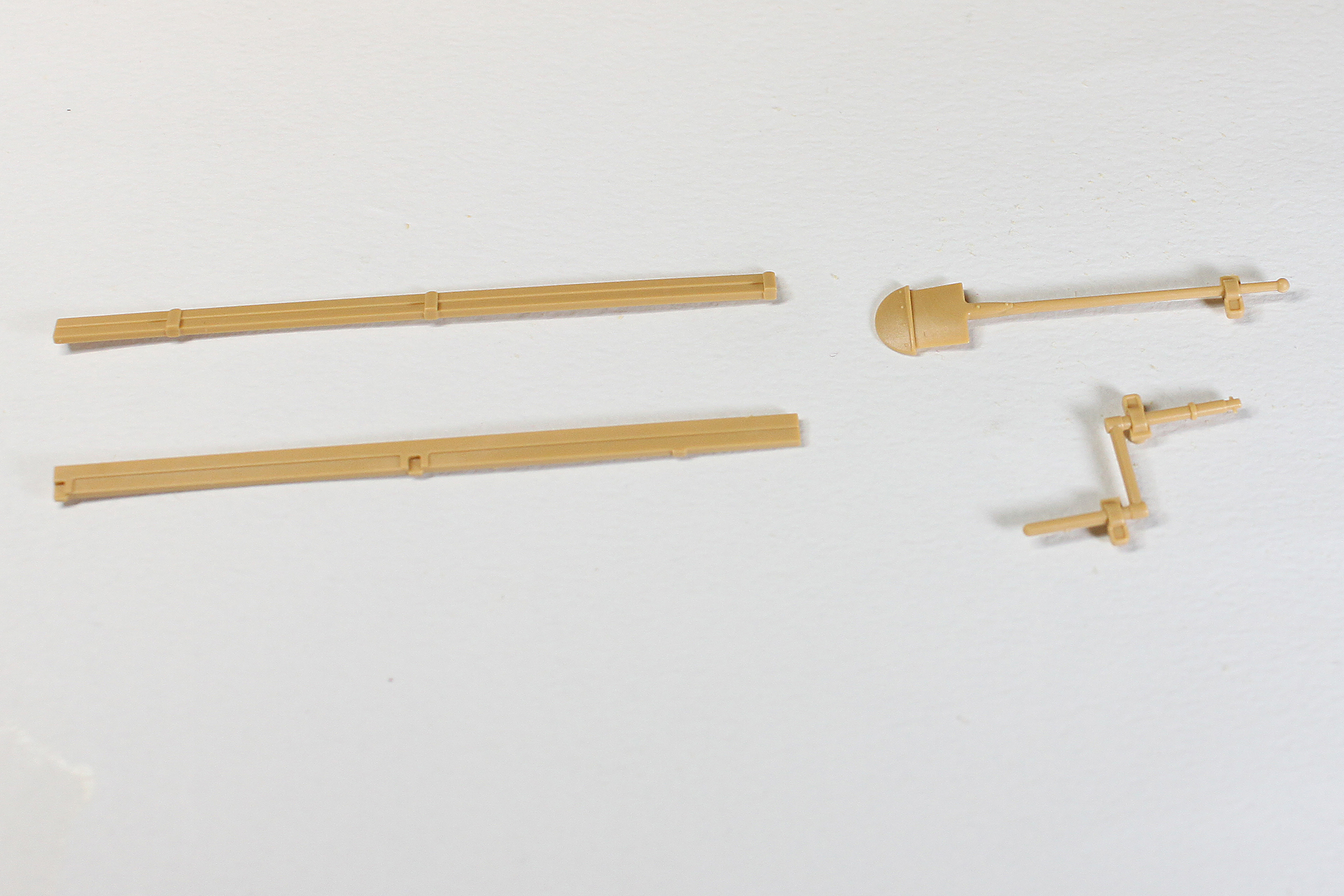 車体右側に配置されるスコップとクランク、アンテナケース。