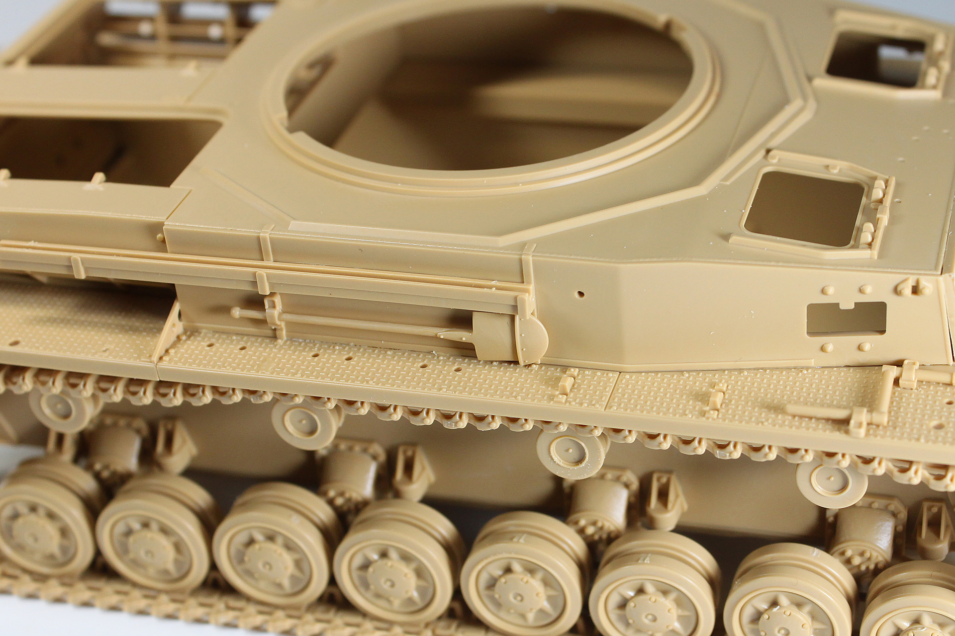 右側面に接着しました。ここから、だんだんいろいろなアクセサリが増えていきます。