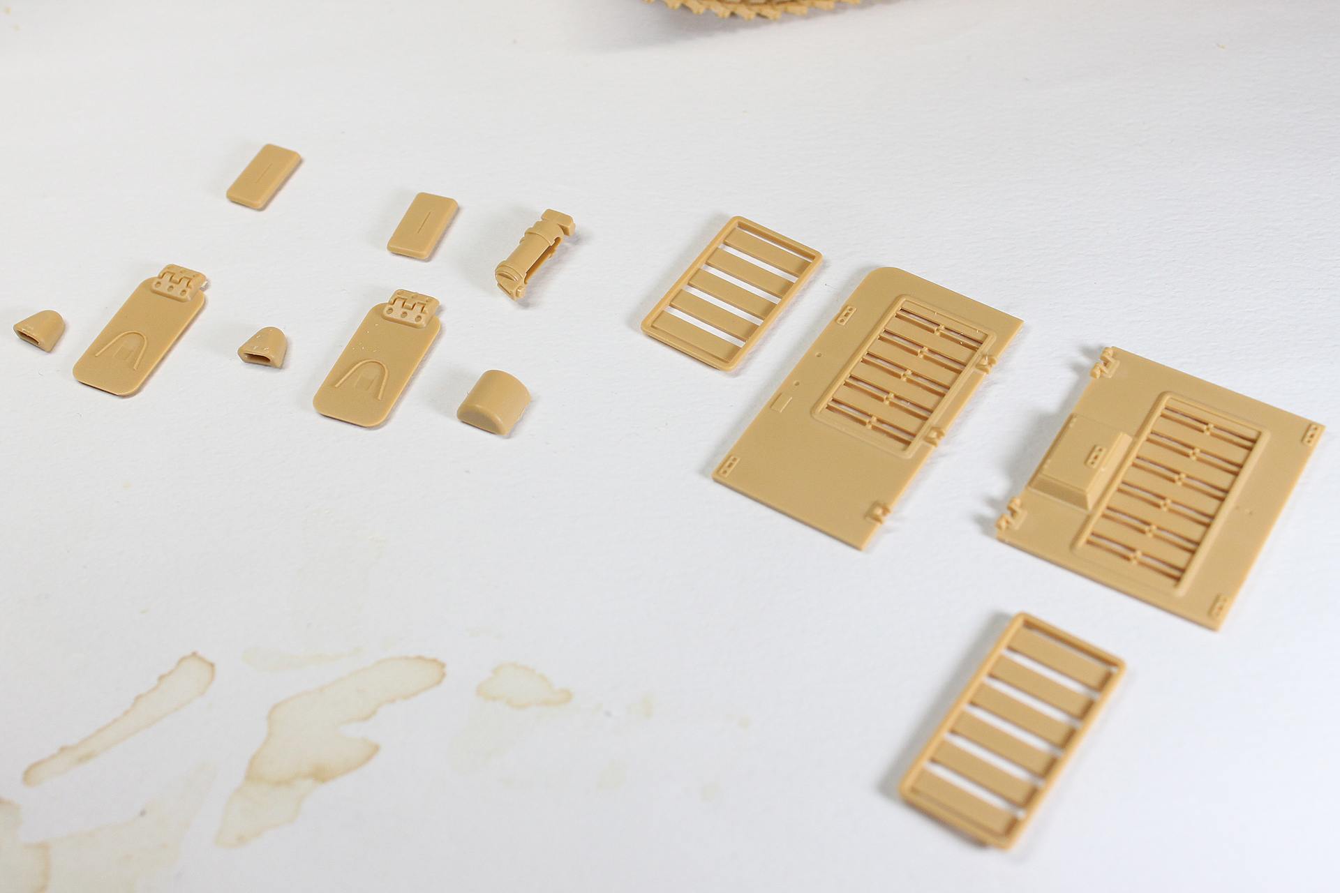 エンジンハッチなどの細かい部品