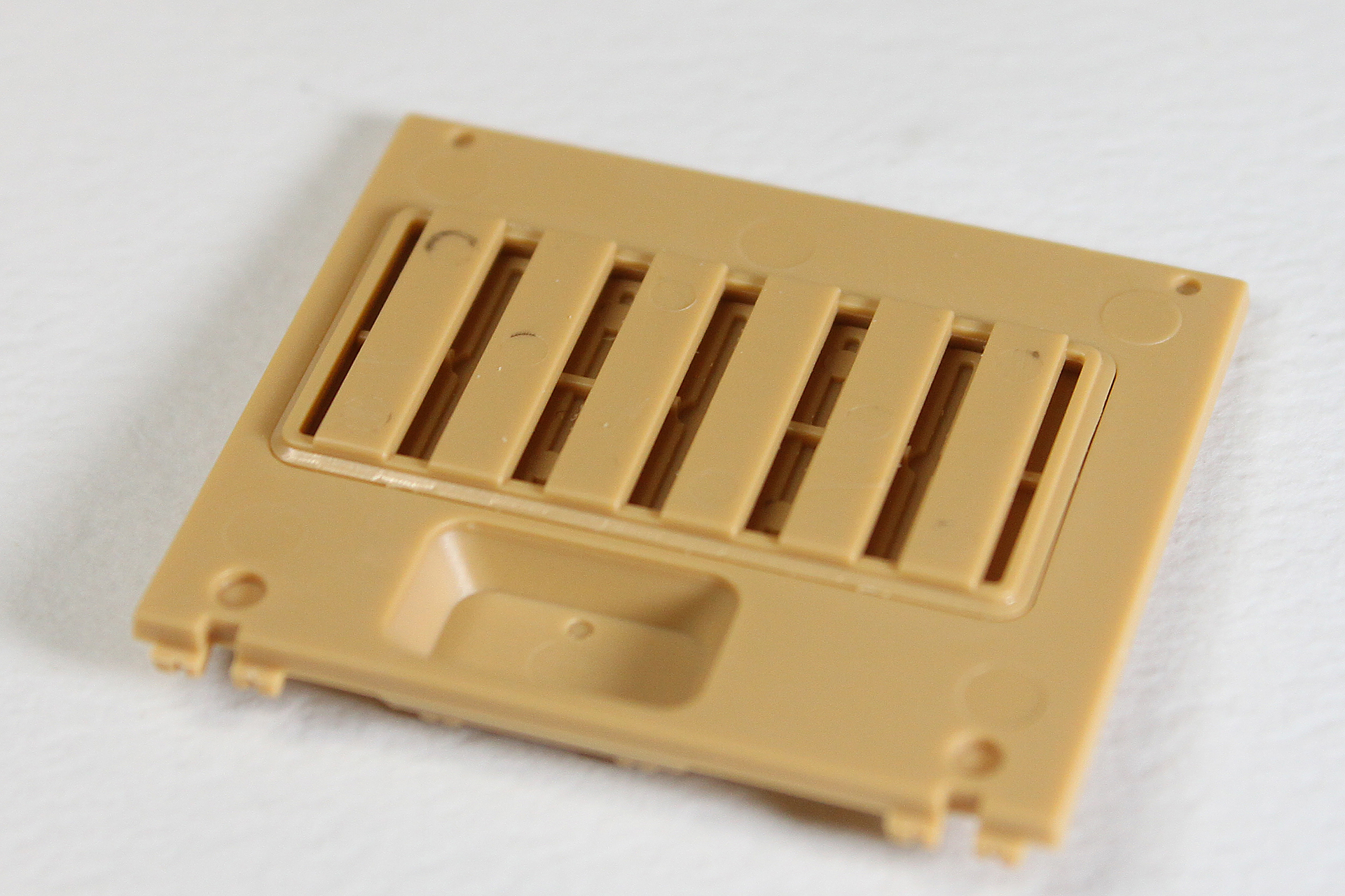 エンジンハッチは2枚のパーツを重ねることで、スリット奥のモールドがチラ見えしていい感じです