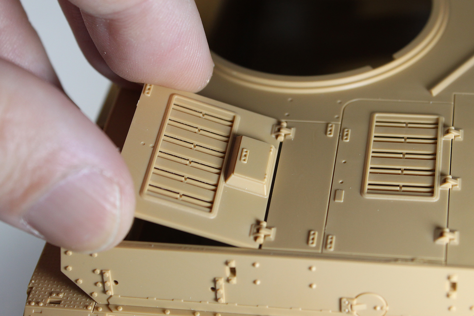 エンジンハッチ取り付け中。きちんと、実車のヒンジのところで接着するようになっているので、少し開いた状態を作りたい人にもいいかもですね（中身はありませんが）