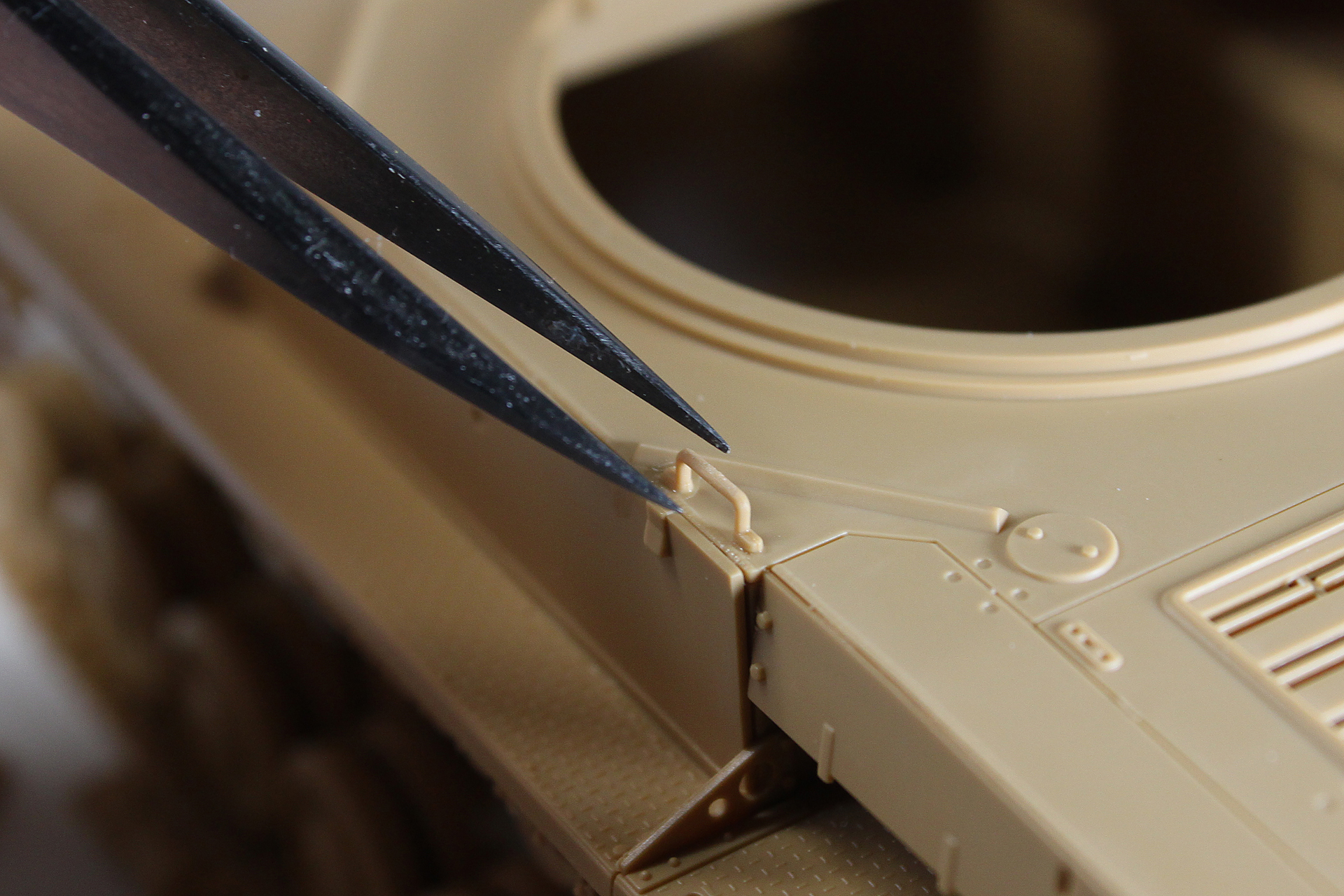 細かい手すりはピンセットでつけました。もしピンセットを持っていなければ、割り箸を細く削り、それで持ってみるのもいいかもしれません。