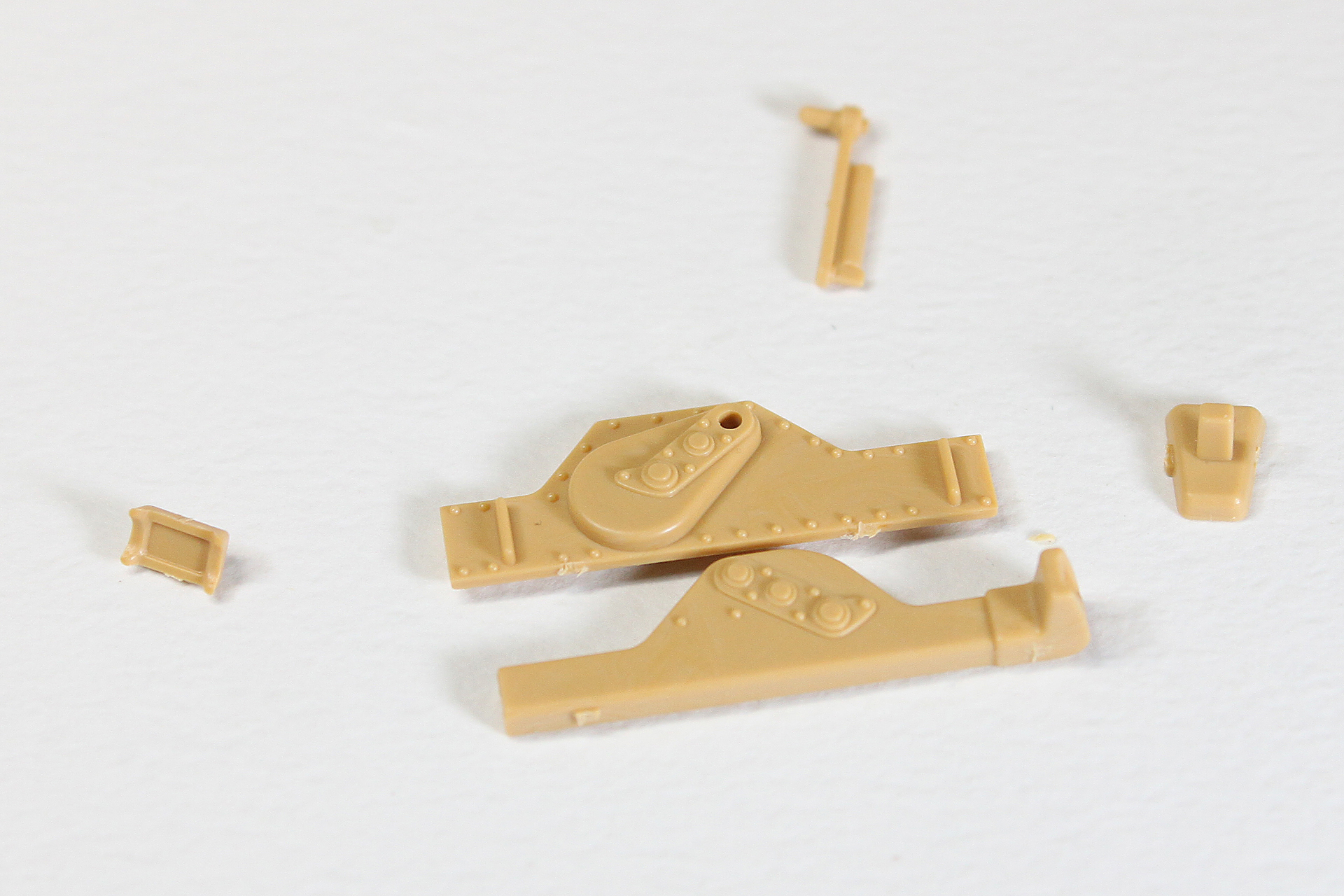 ジャッキ。こちらも細かくはあるのですが、意外とサクサクと作れます。