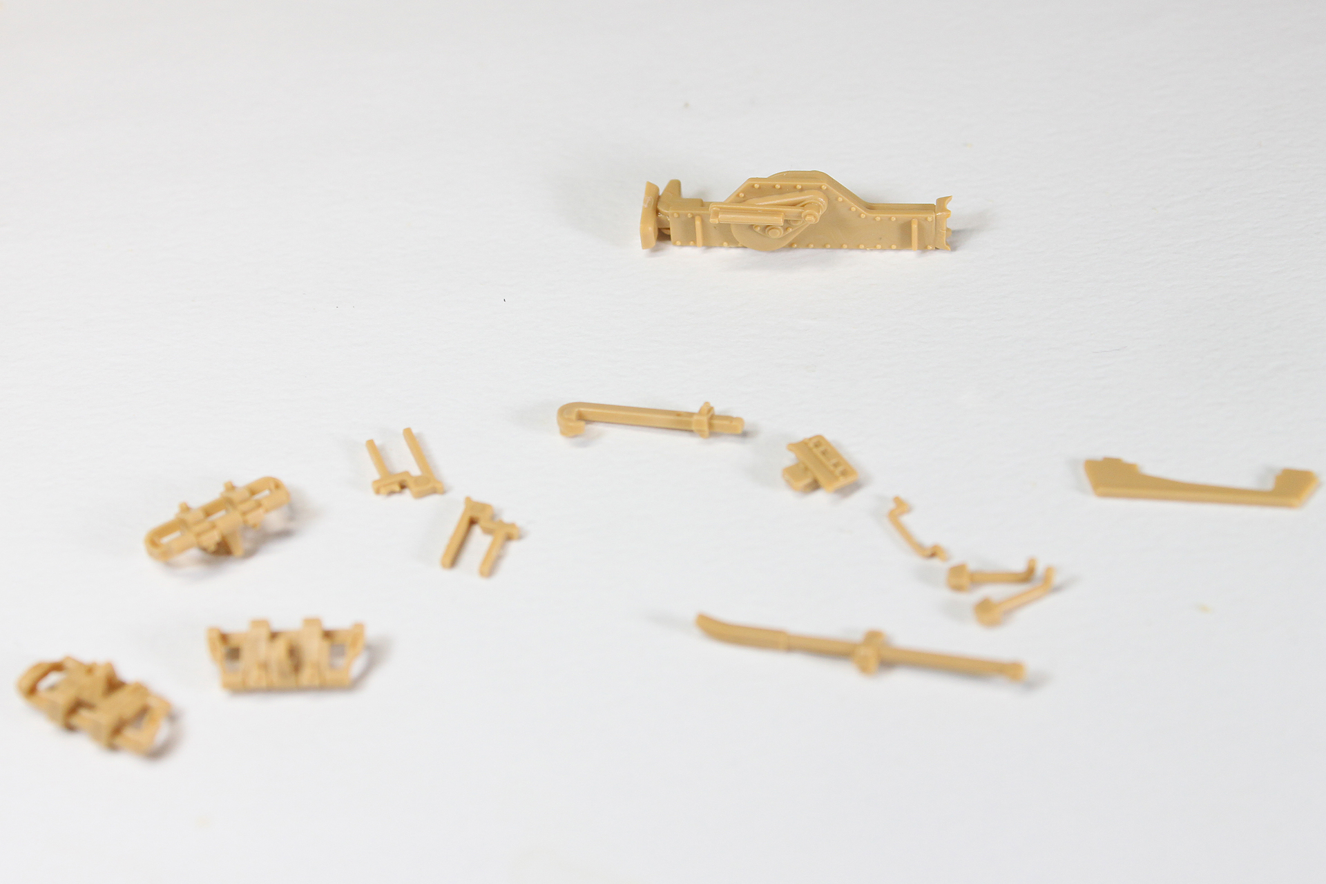 ジャッキ以外の、フックなどの細かいパーツ。予備の履帯も見えますね。