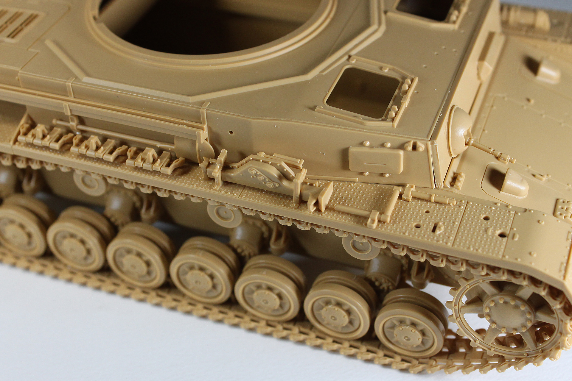 ジャッキなどを接着し……