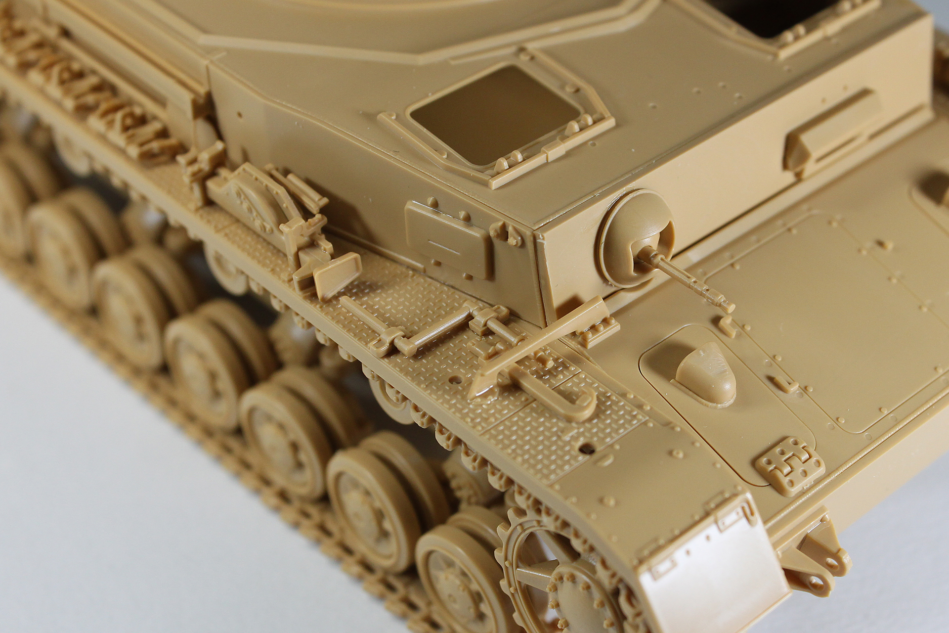 さらに他のパーツも接着していきます。