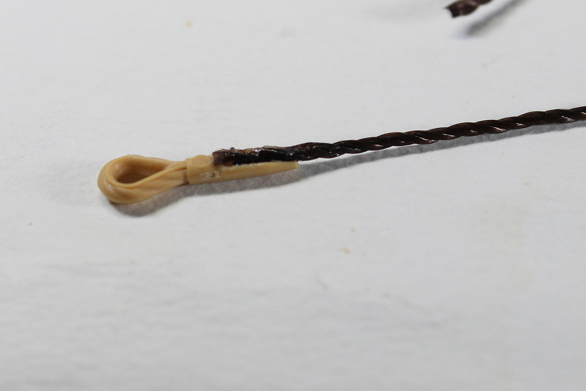 フックの凹みにワイヤーを押し込んで瞬着を流せば固まって取れなくなります