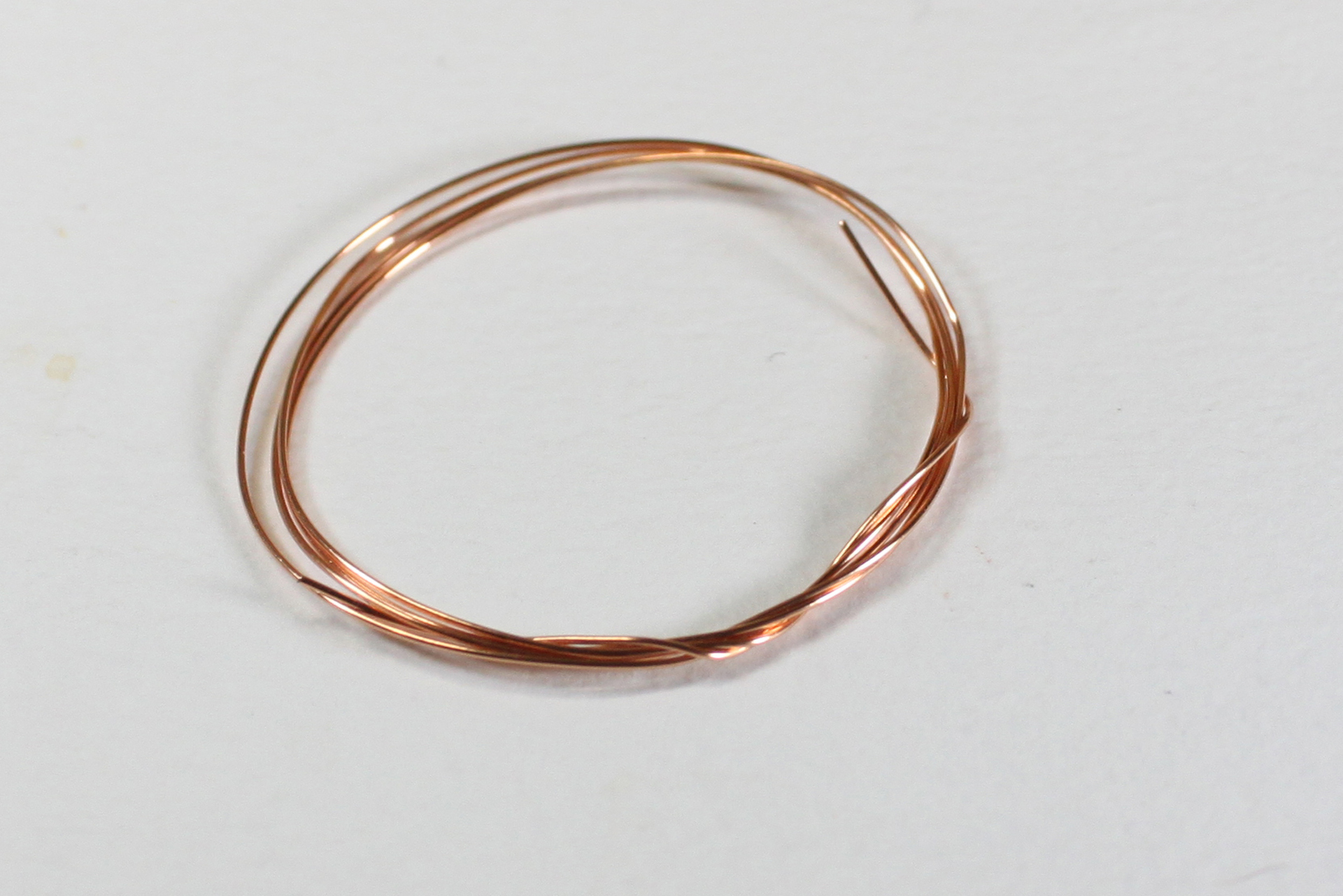 さらにもう1本ワイヤーロープを巻きつけたら、全体をこのエナメル線で結束します。