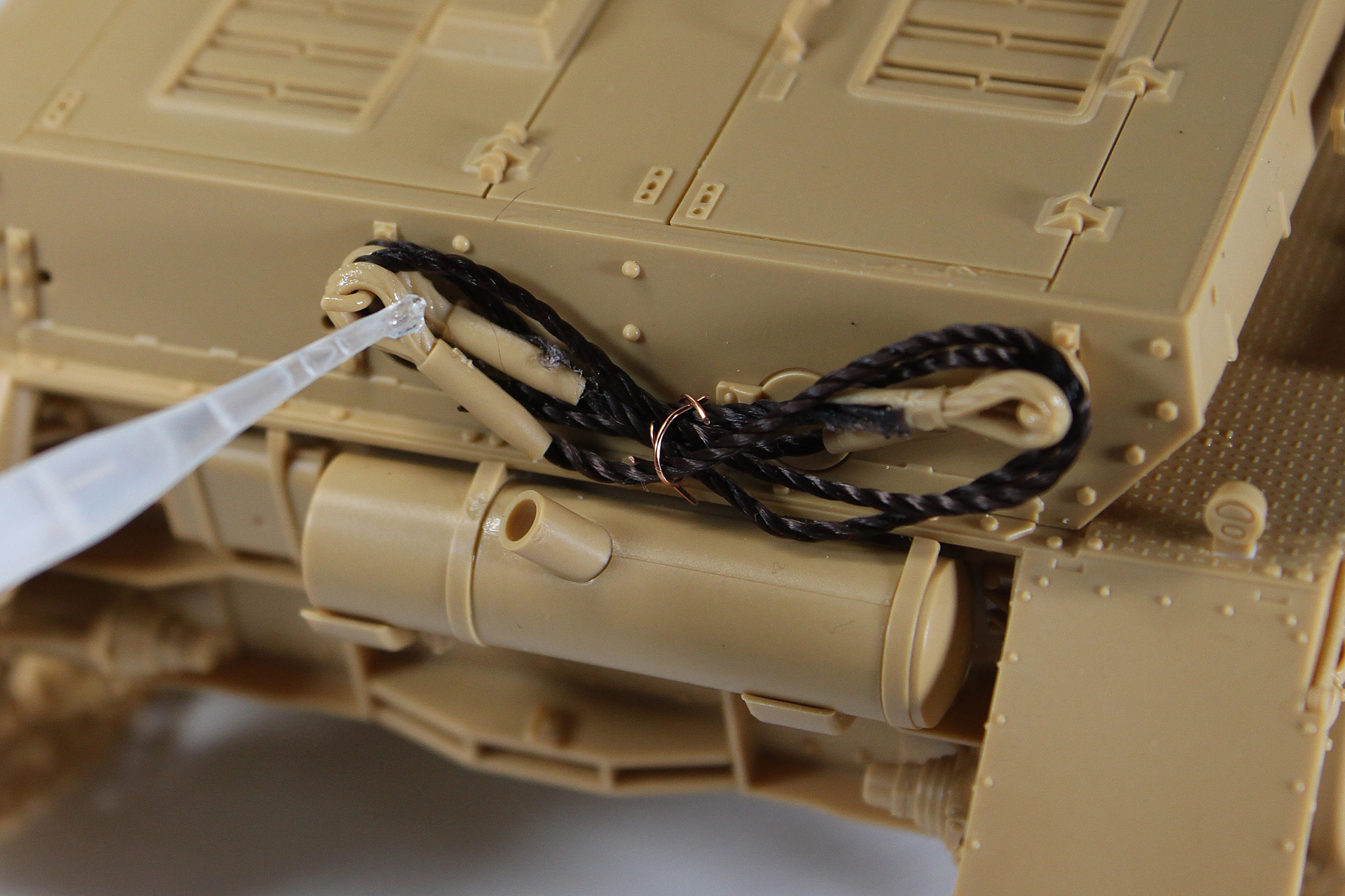 何度も挑戦したのですが、ワイヤーがすぐにフックから外れるなどかなり厳しい作業。そこで、もういいや！　と、瞬着を使ってボディにワイヤーをくっつけてしまいました。そしてよく見ると、ワイヤー、長すぎてしまったなと。