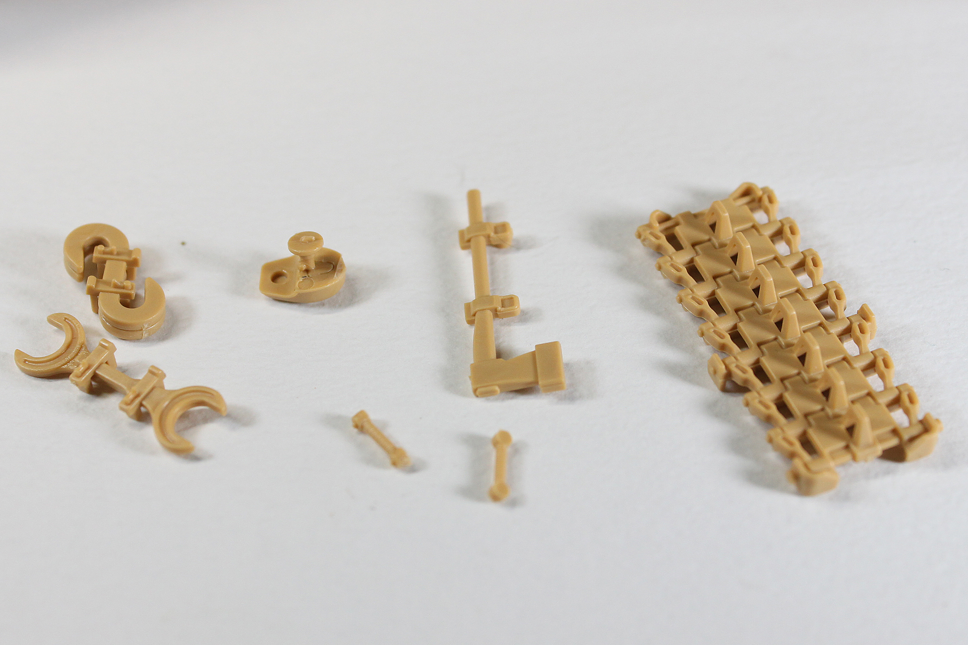 斧やフック、そして予備履帯