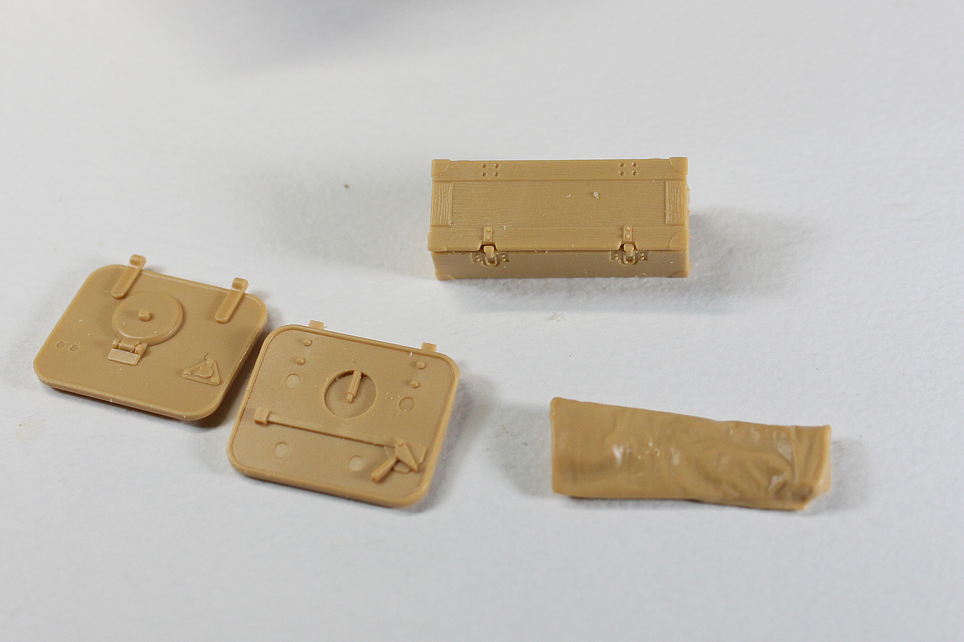 車体全面のパネルや、左側面に付ける雑具箱