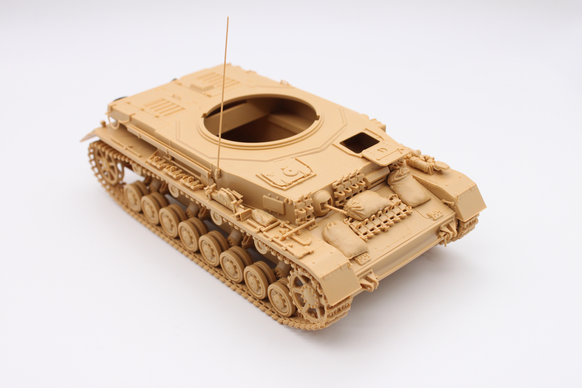 現時点でこんな感じです。車体にぎっしりとアクセサリーやパーツがついてこの時点でもかなり見応えがあります