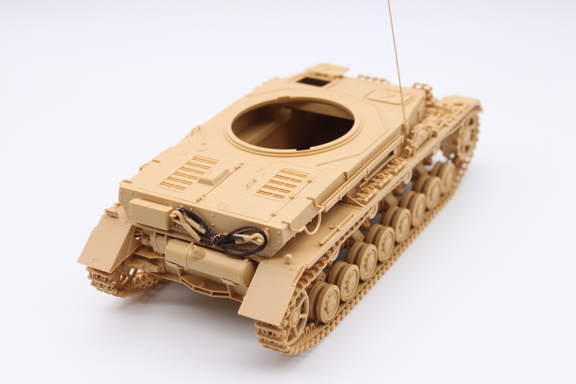 現時点でこんな感じです。車体にぎっしりとアクセサリーやパーツがついてこの時点でもかなり見応えがあります