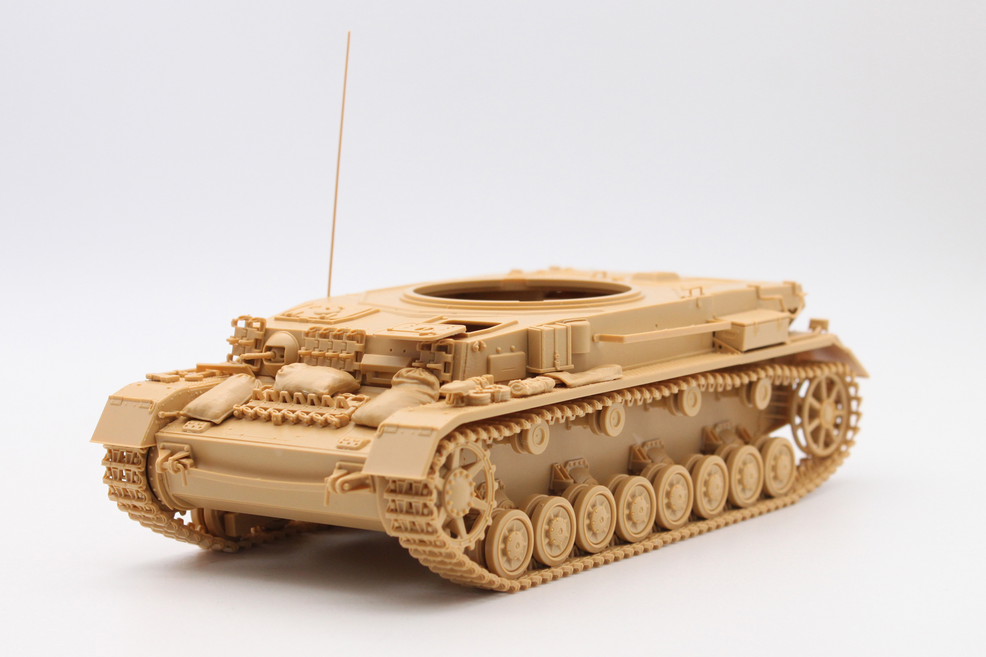 現時点でこんな感じです。車体にぎっしりとアクセサリーやパーツがついてこの時点でもかなり見応えがあります