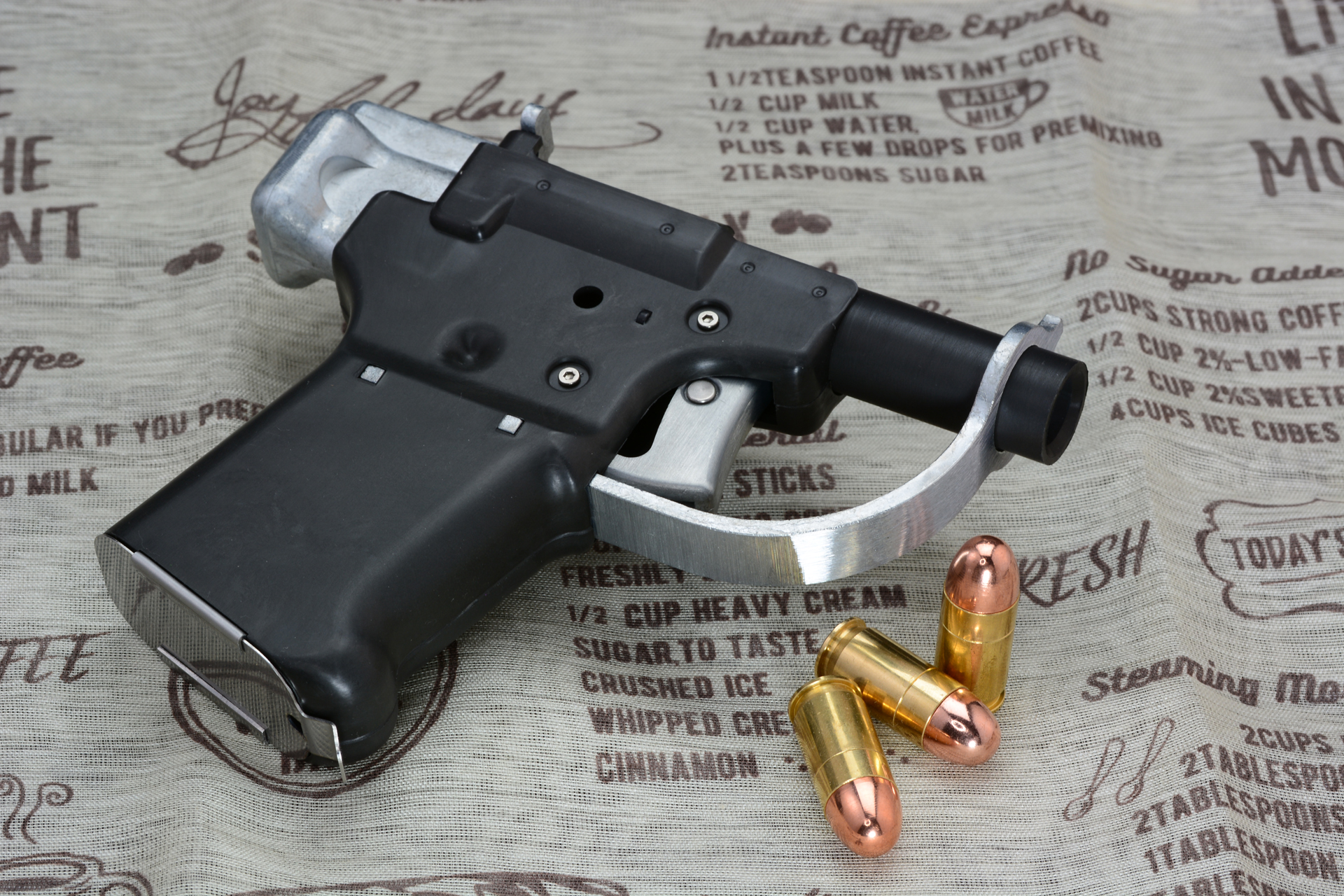 独特のデザイン、バックストーリーがロマンを生む銃だ。他の実用的な銃とひと味異なる魅力がある