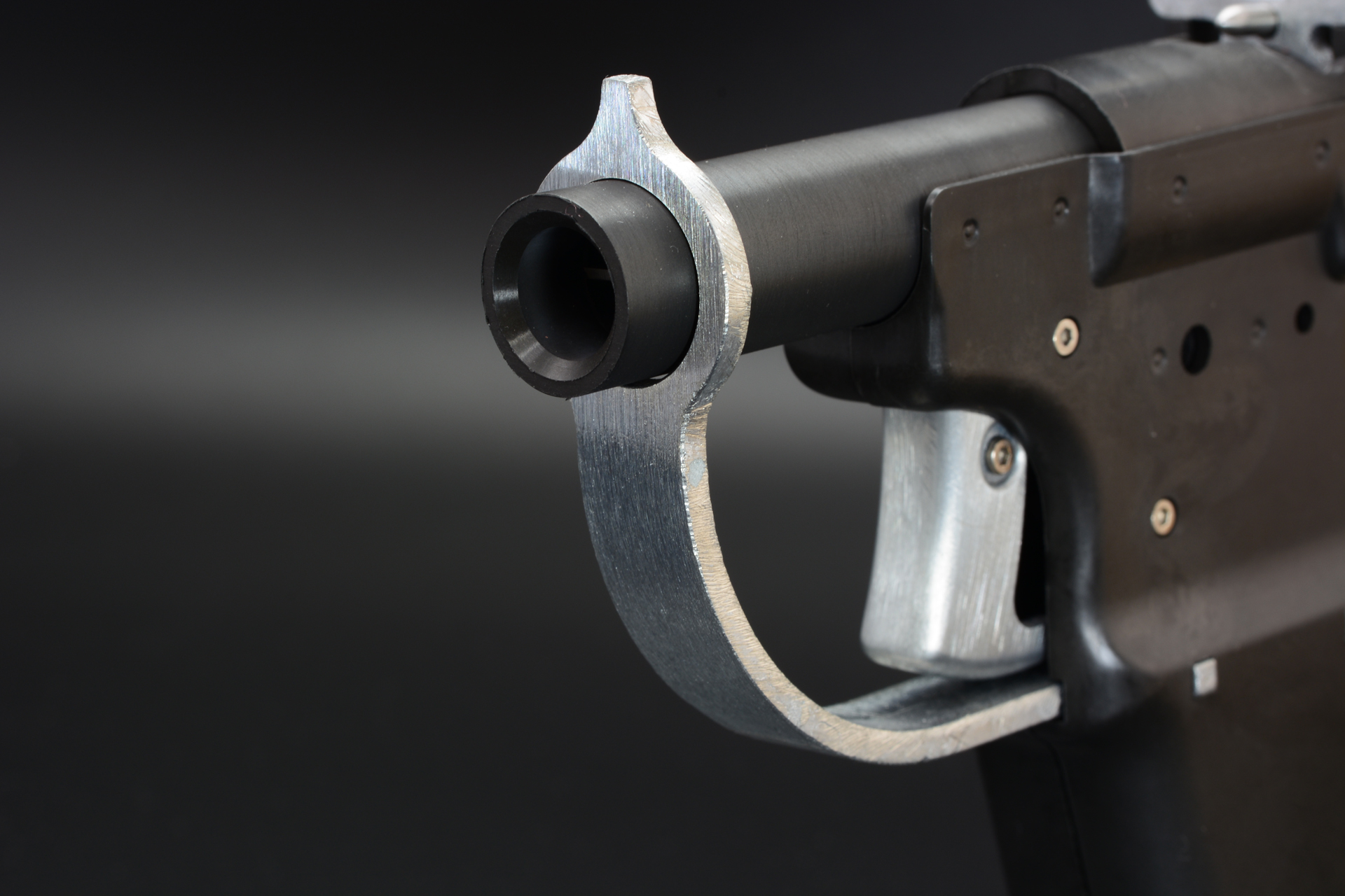 トリガーガードがそのままフロントサイトになっている。銃内部にはライフリングは刻まれていない。引き金も無骨すぎるデザインだ