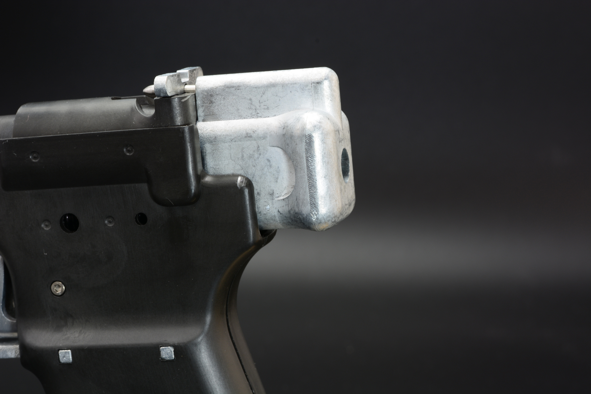 金属の地肌むき出しのコッキングノブ。実銃のリバレーターは銃本体も金属そのものだ