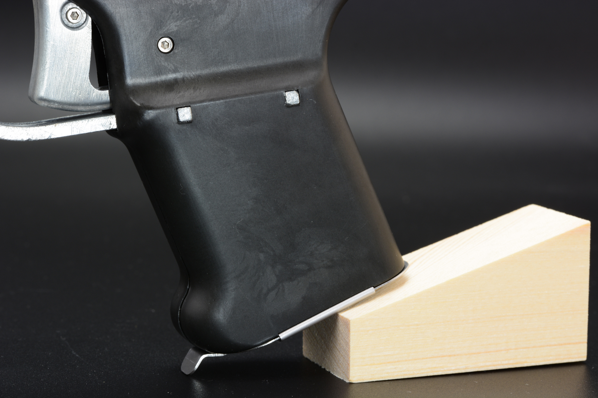 シンプルすぎるグリップ。底面の蓋をスライドさせて外せば内部に予備の弾を収納できる